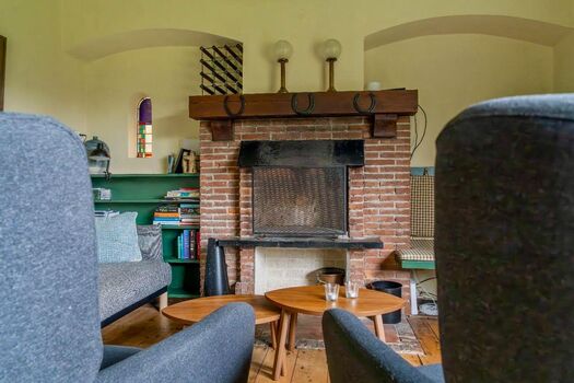 Die gemütliche Sitzecke mit Kamin und TV