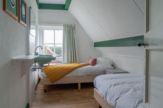 Schlafzimmer 3 mit 2 Einzelbetten und Kommode