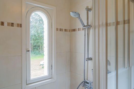 Badezimmer mit Dusche, Toilette und Waschbecken
