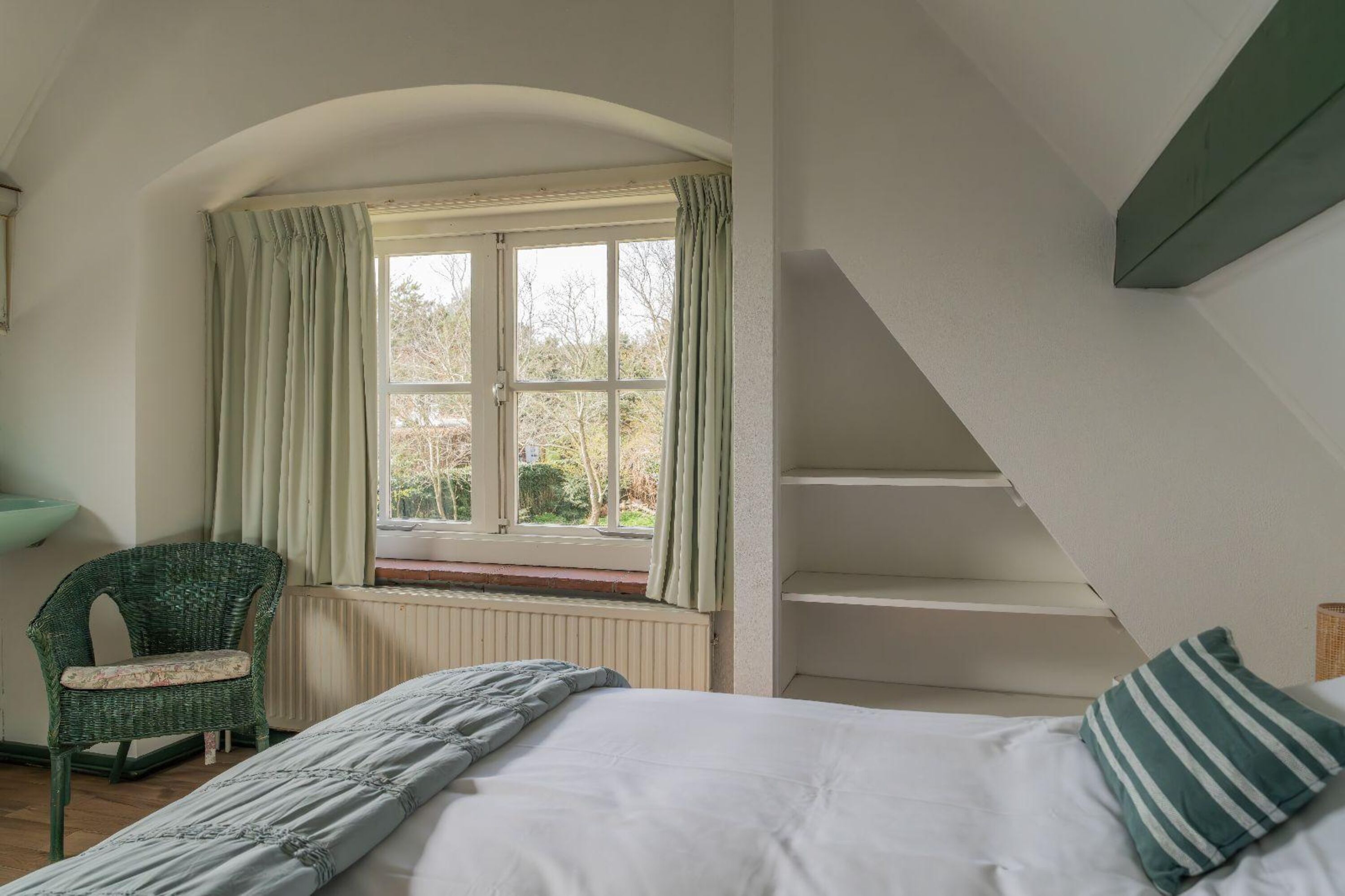 Schlafzimmer 1 mit Doppelbett und Kleiderschrank