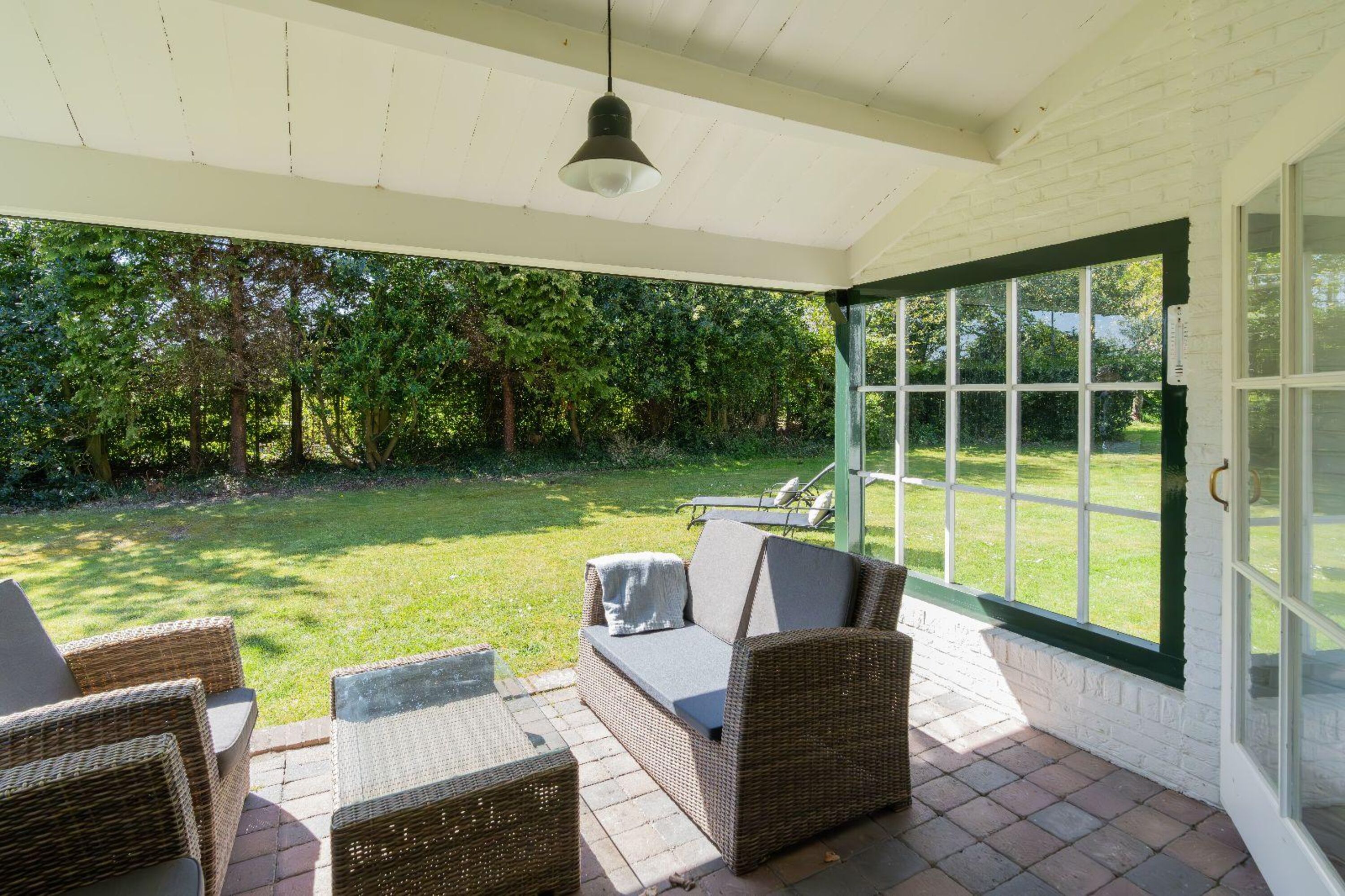 Die überdachte Terrasse mit Gartenmöbel