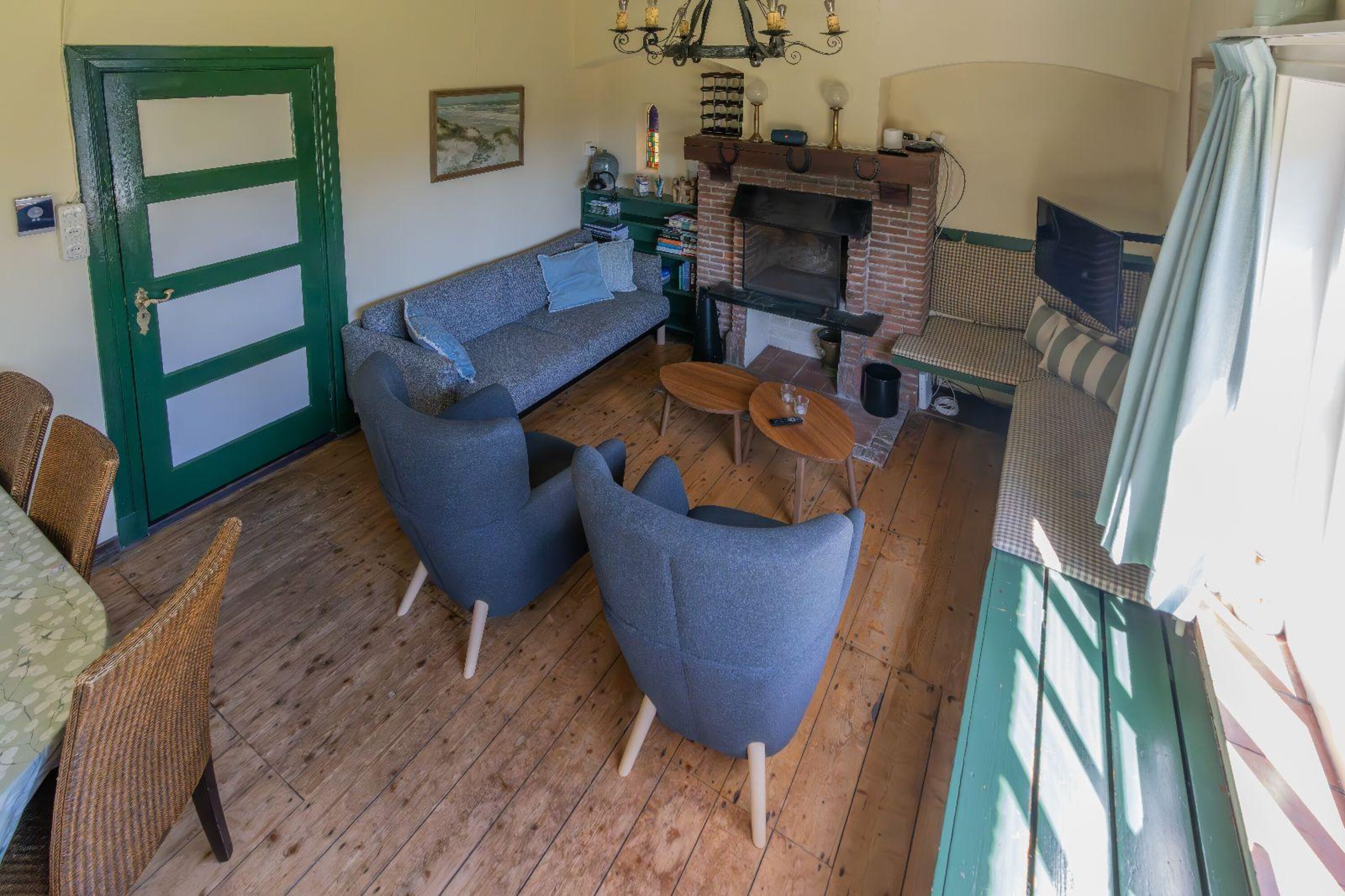 Die gemütliche Sitzecke mit Kamin und TV
