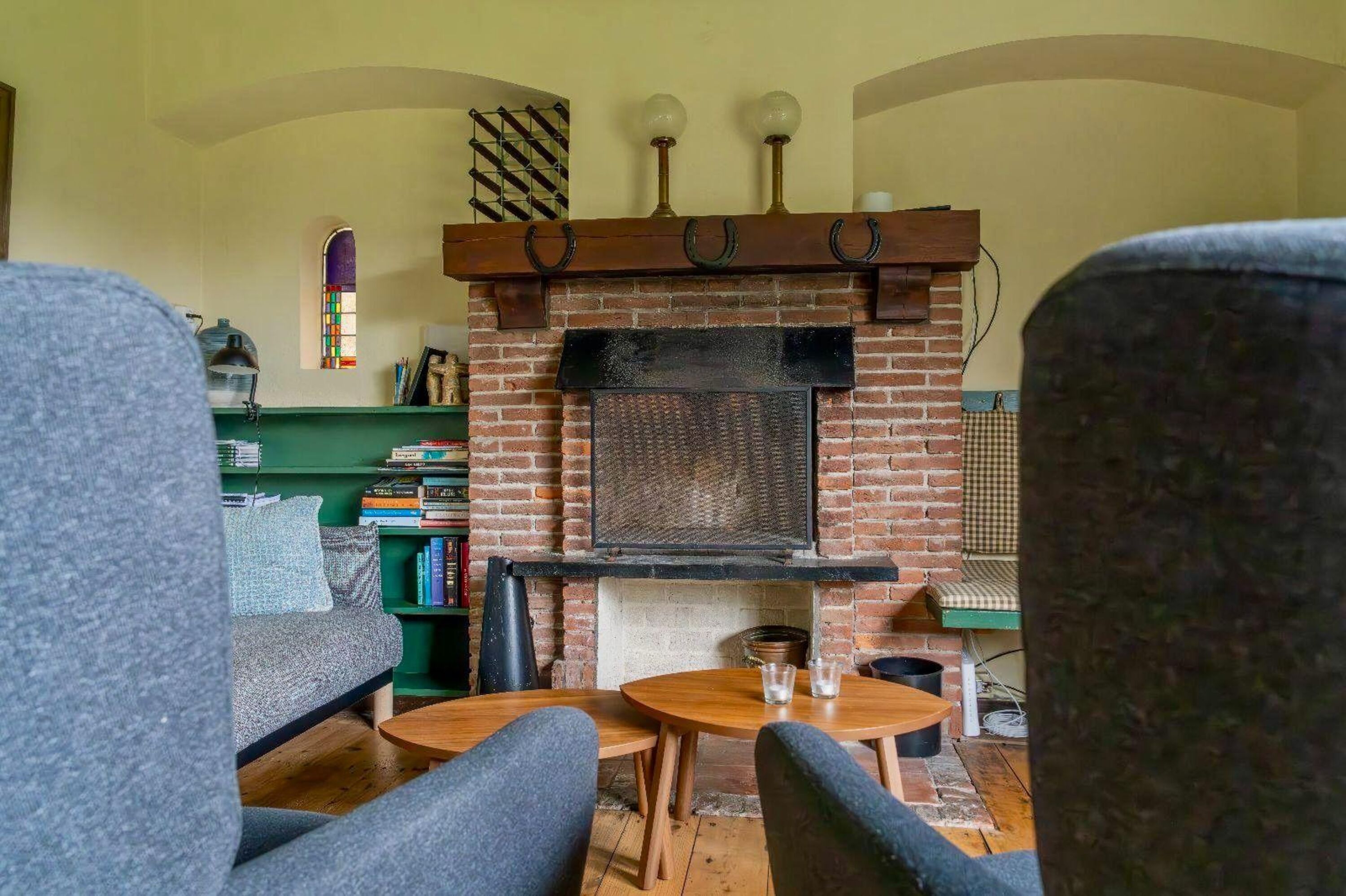 Die gemütliche Sitzecke mit Kamin und TV