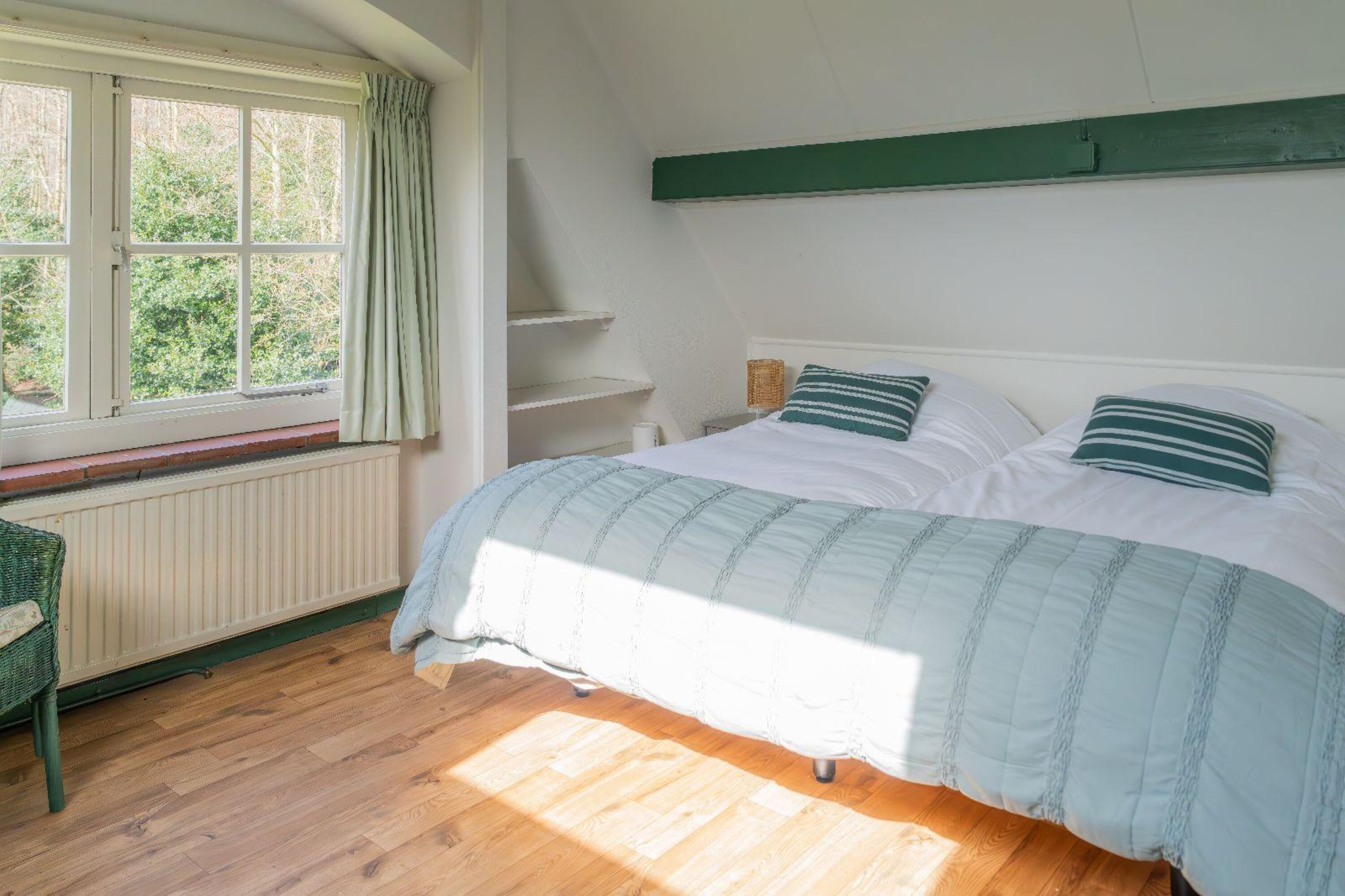 Schlafzimmer 1 mit Doppelbett und Kleiderschrank