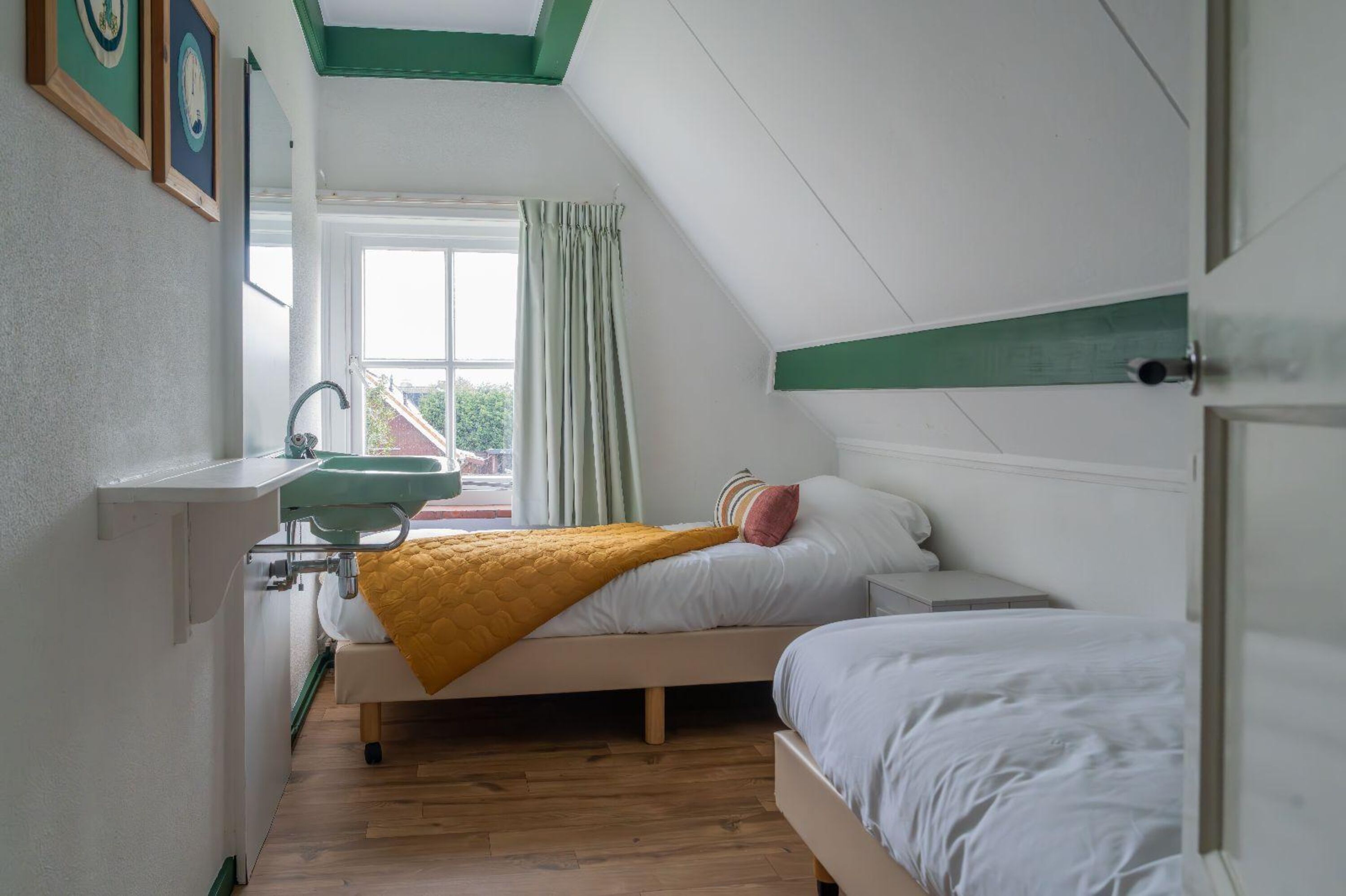 Schlafzimmer 3 mit 2 Einzelbetten und Kommode
