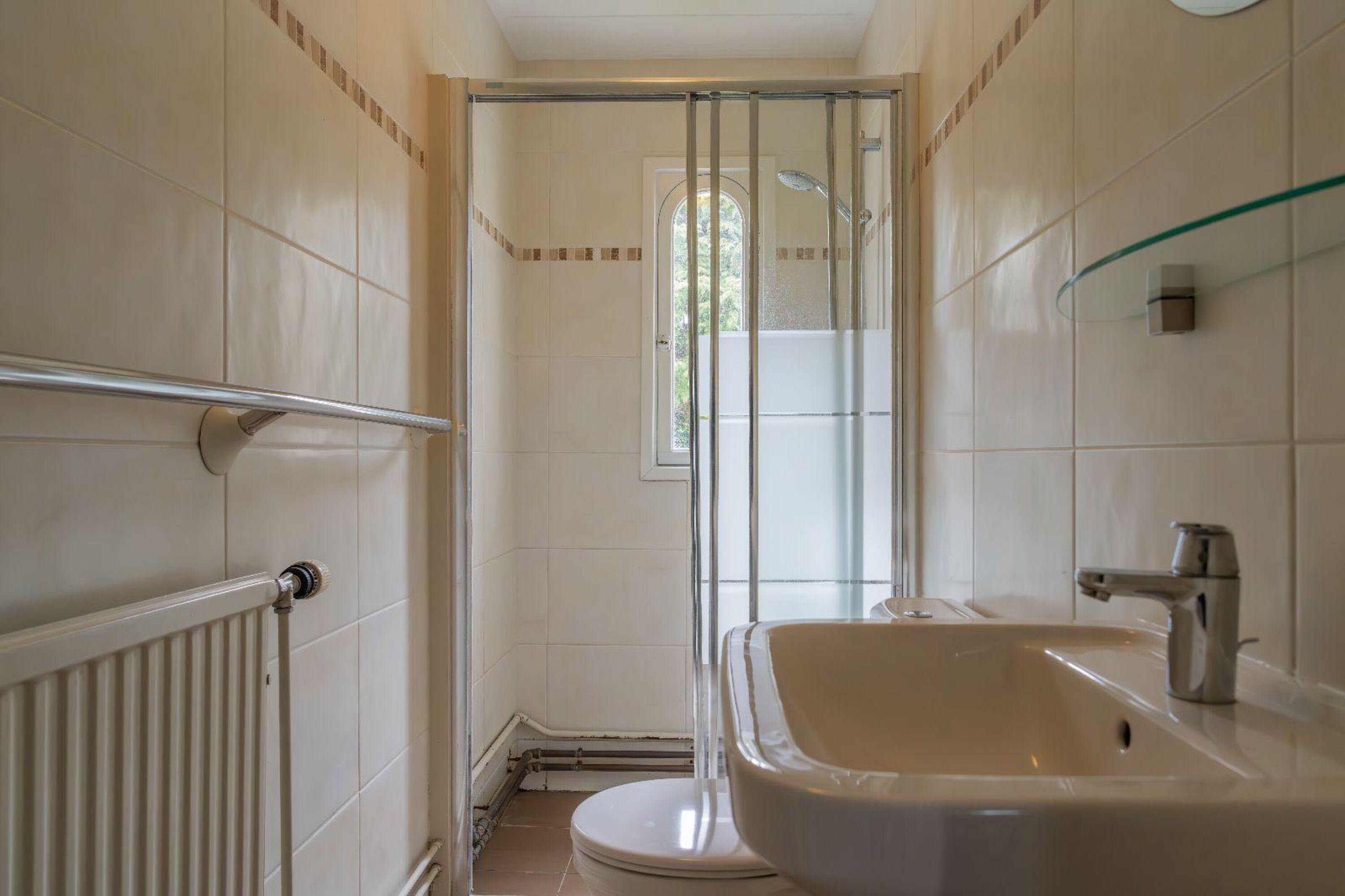 Badezimmer mit Dusche, Toilette und Waschbecken