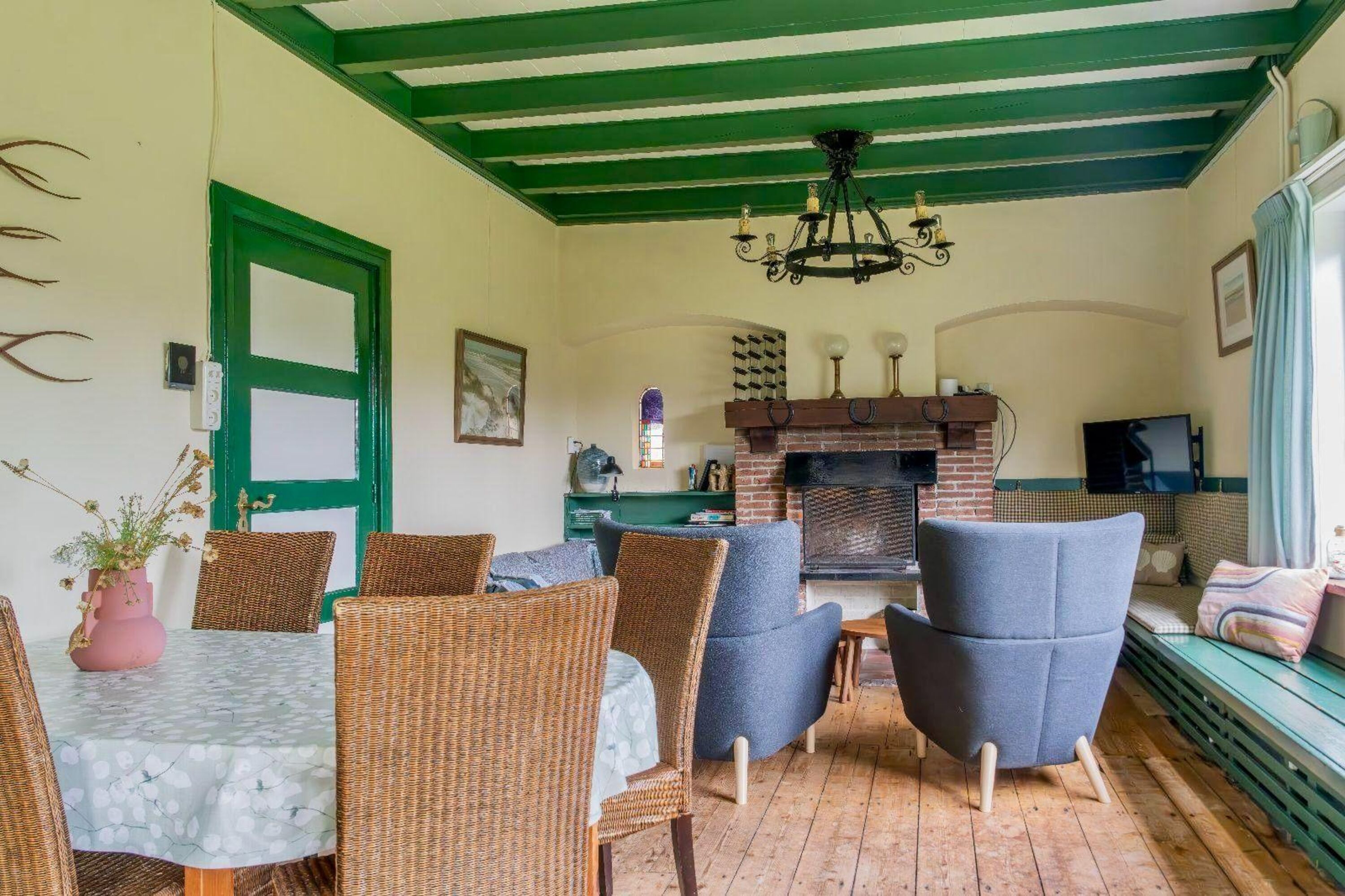 Das gemütliche Wohnzimmer mit Kamin und TV