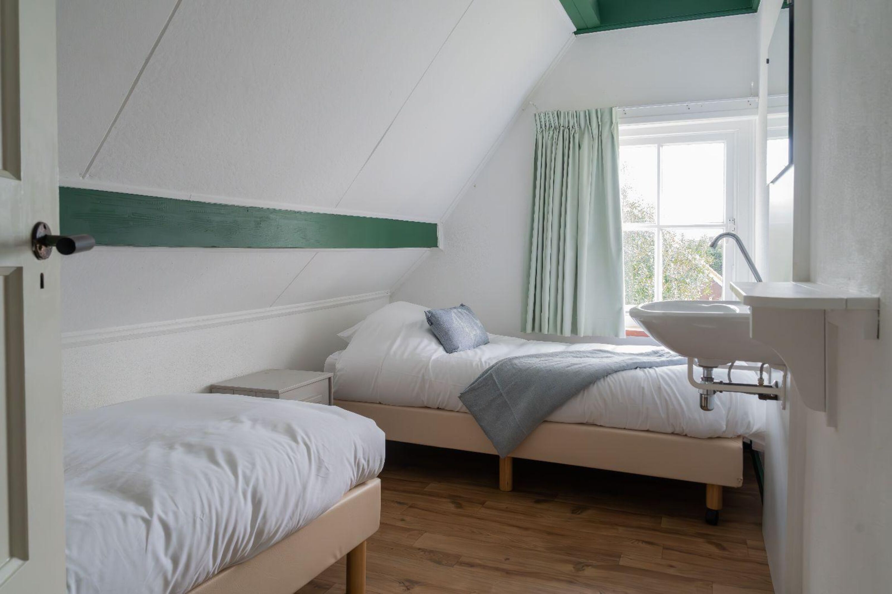 Schlafzimmer 2 mit 2 Einzelbetten und Kommode