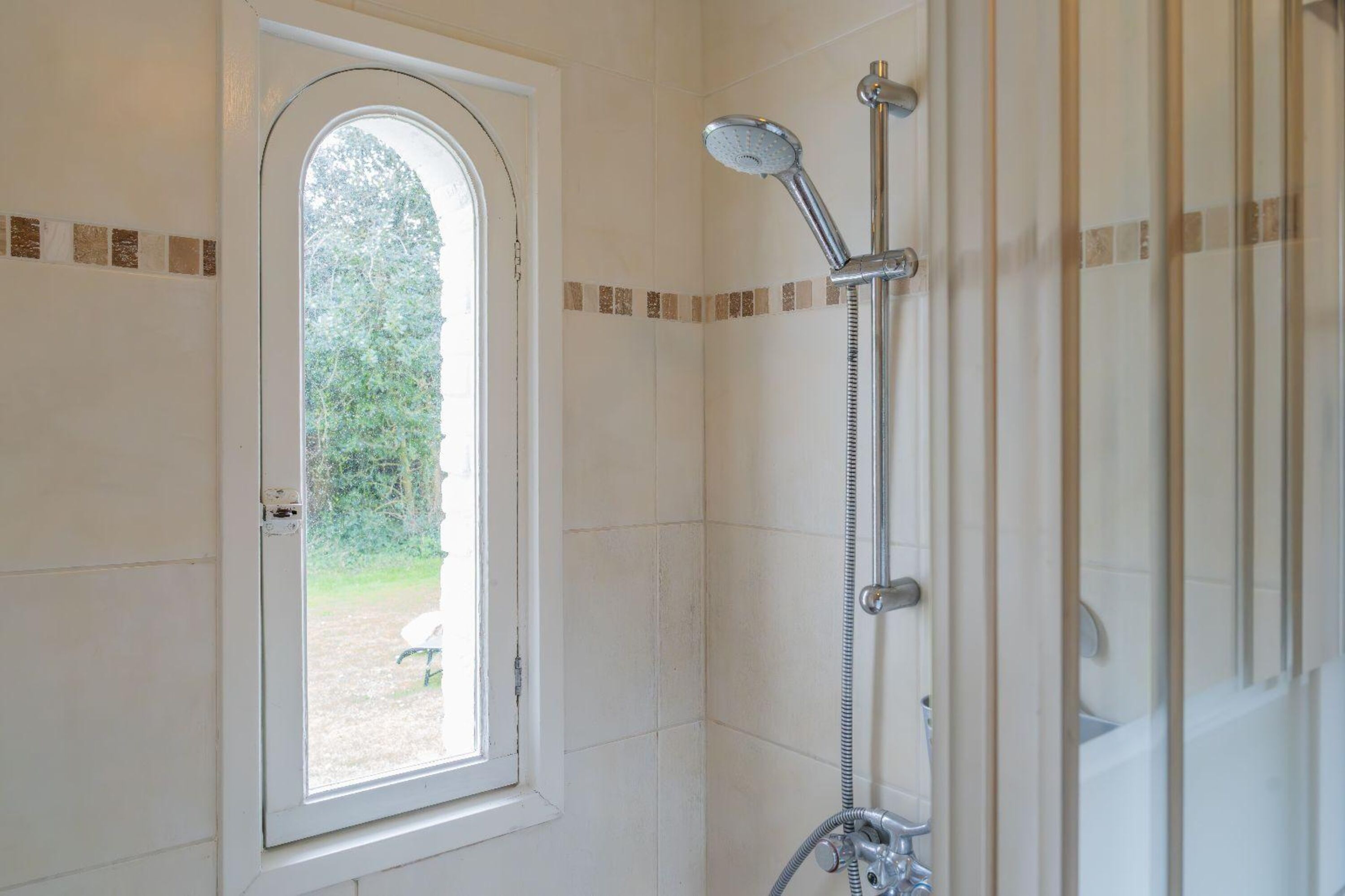 Badezimmer mit Dusche, Toilette und Waschbecken