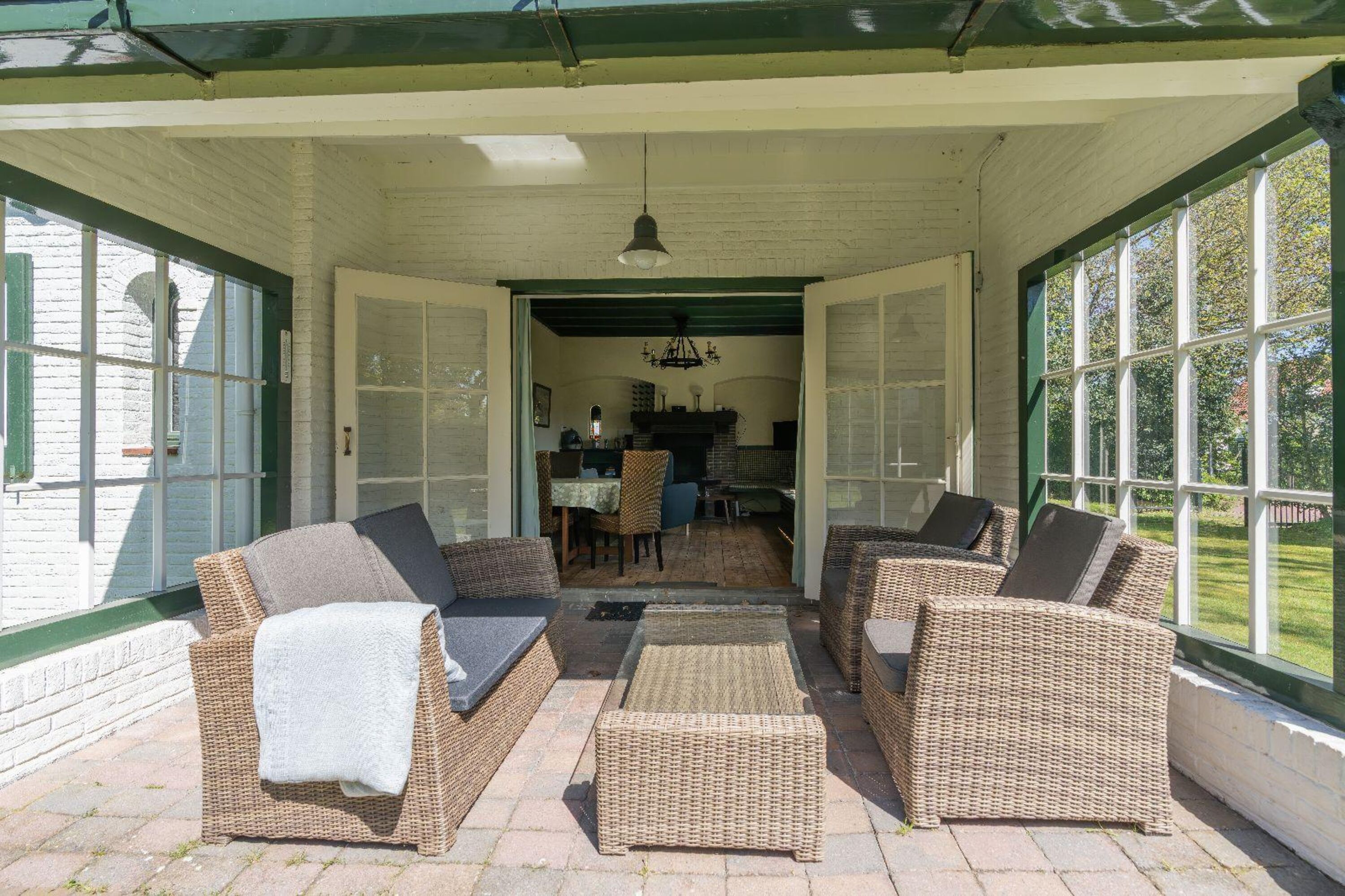 Die überdachte Terrasse mit Gartenmöbel