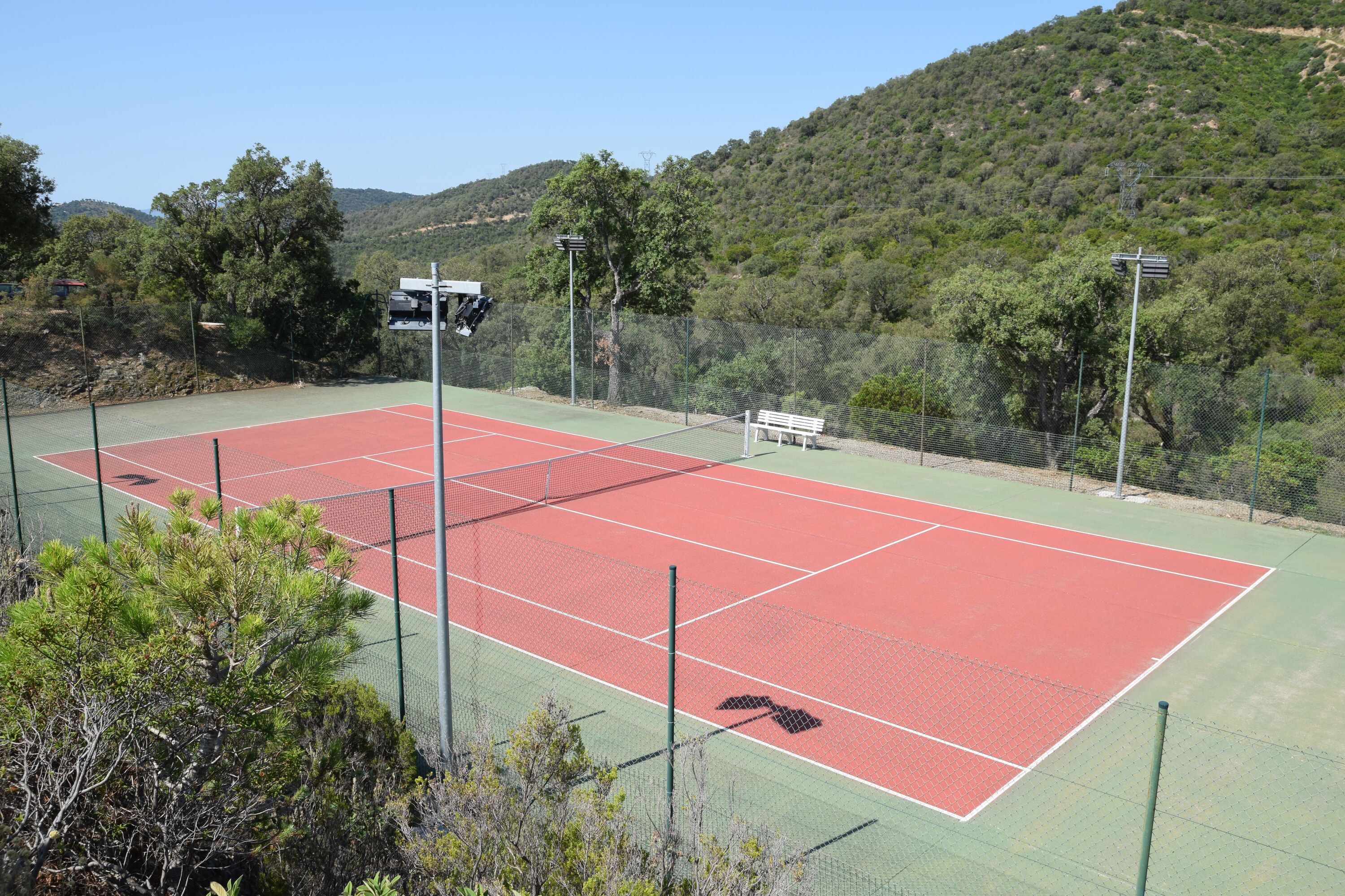 Eine der Tennisplatz zur frei Verfügung