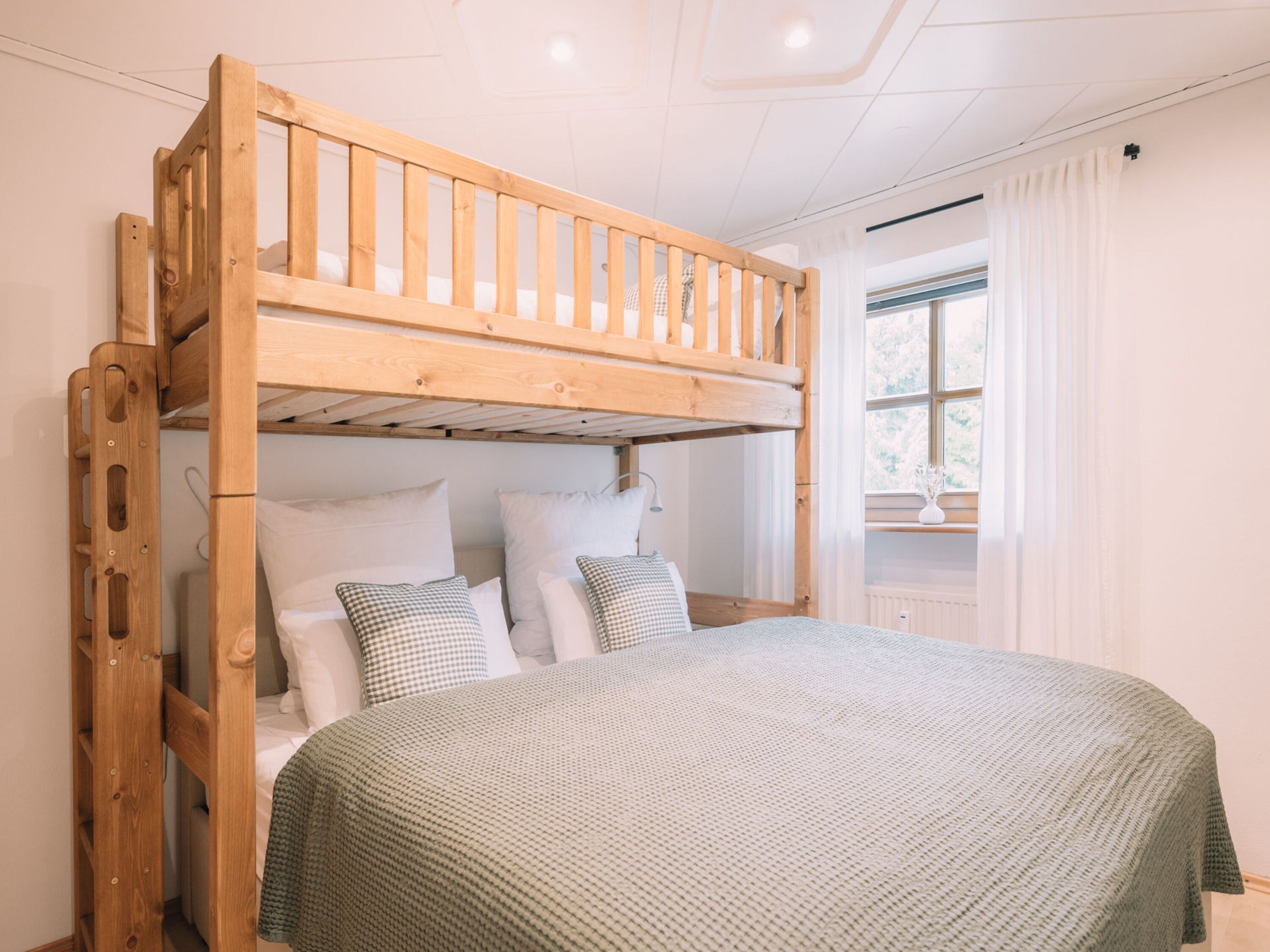 Ruhiges Schlafzimmer mit komfortablem Kingsize-Boxspringbett Ein entspannter Rückzugsort für erholsame Nächte.