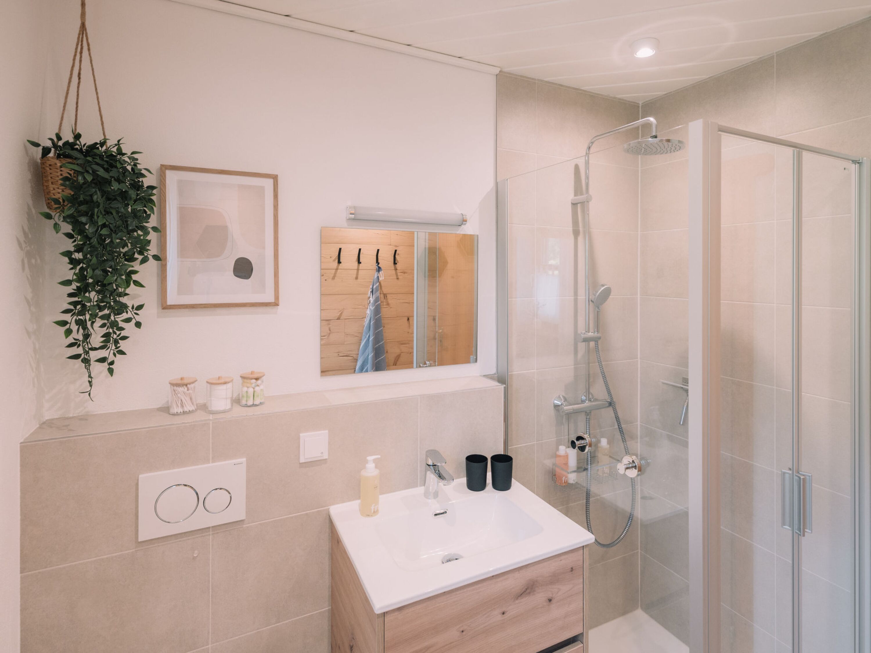 Modernes Bad mit Regendusche & stilvoller Altholz-Akzentwand Eine gelungene Mischung aus modernem Design und natürlicher Wärme.