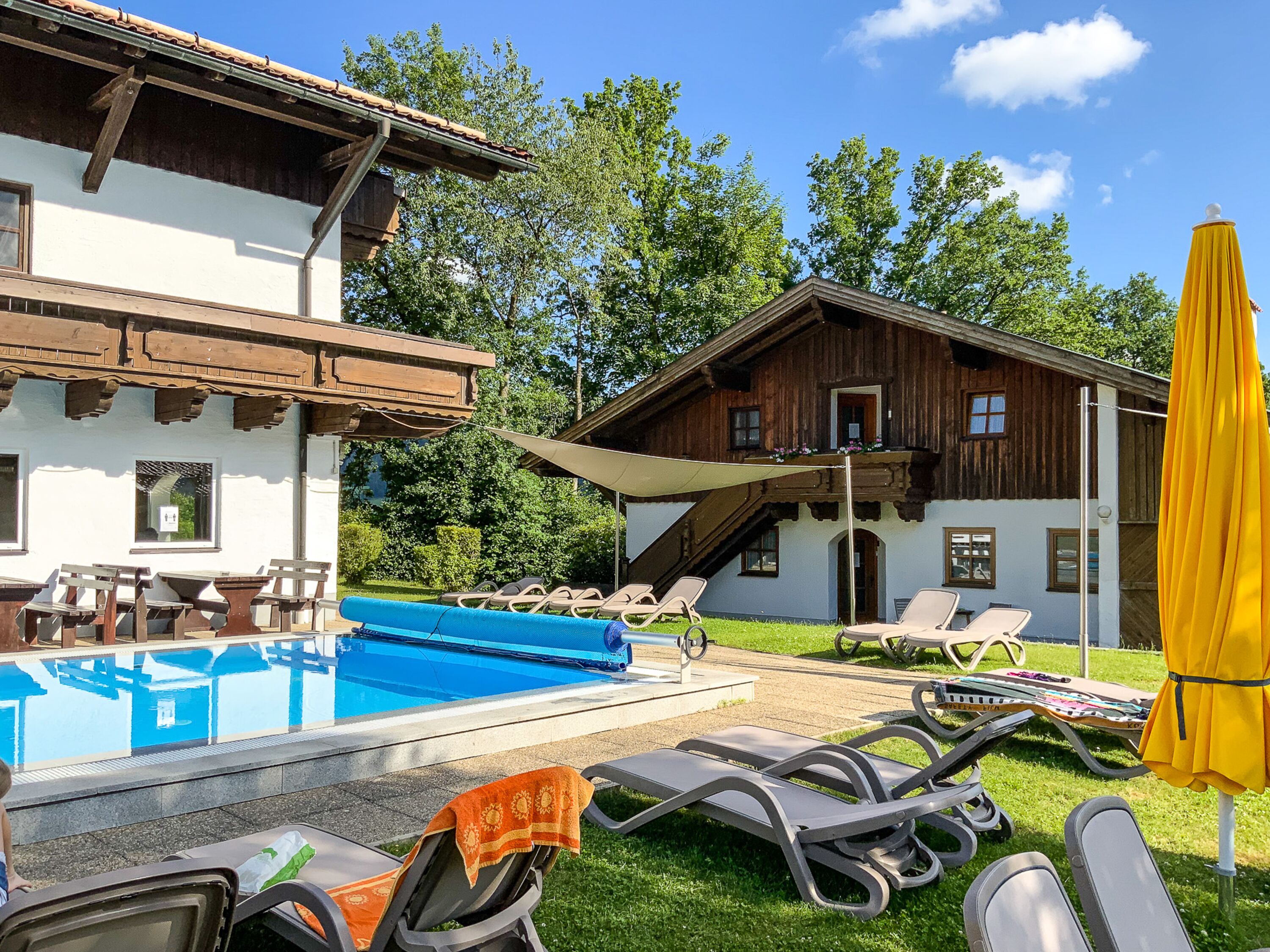 Außenpool im Sommer – perfekt zum Abkühlen und Entspannen Urlaubsgefühl mitten im Grünen.