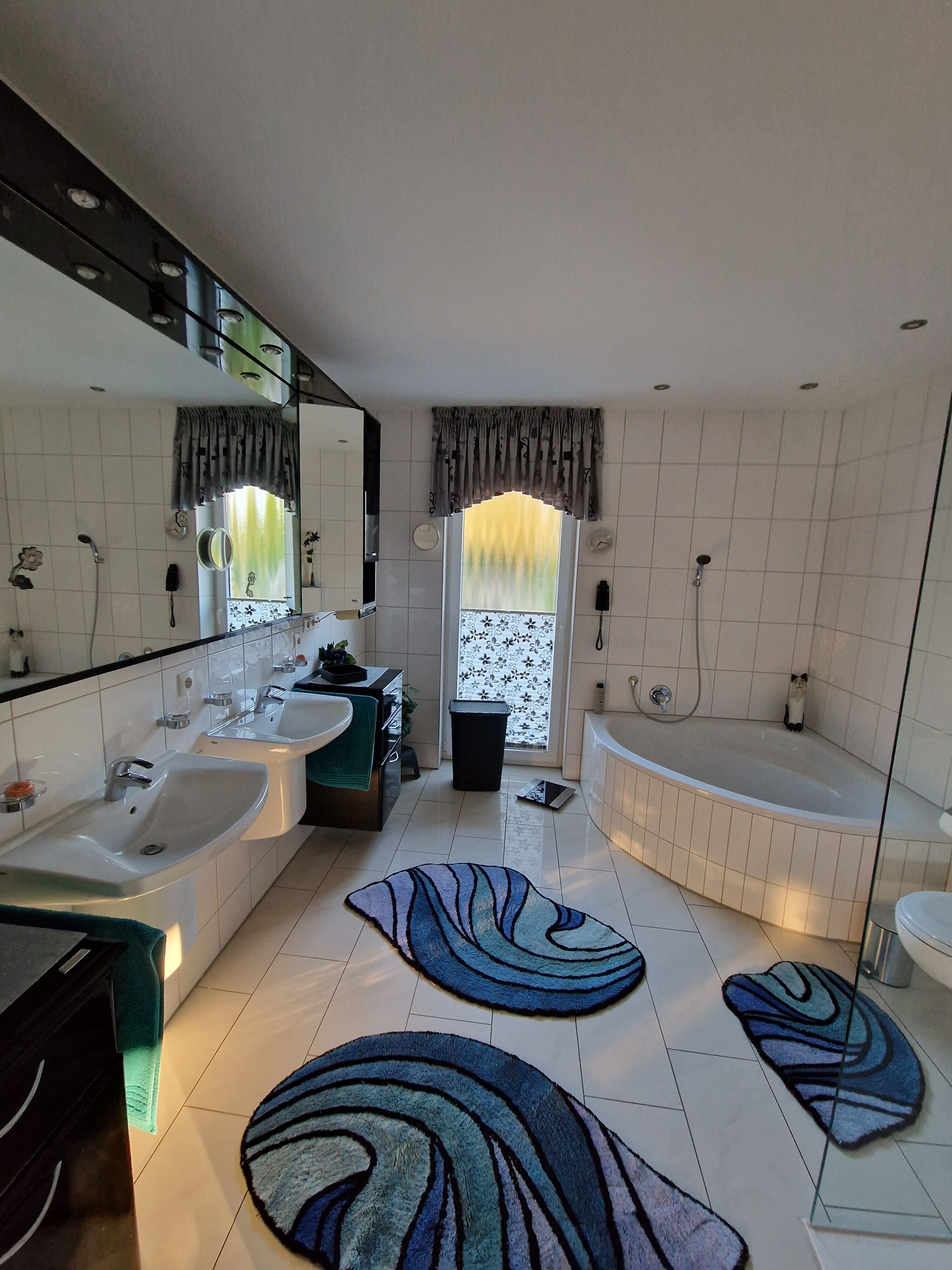 Bad mit begehbarer Dusche, Eckwanne, 2 Waschtische