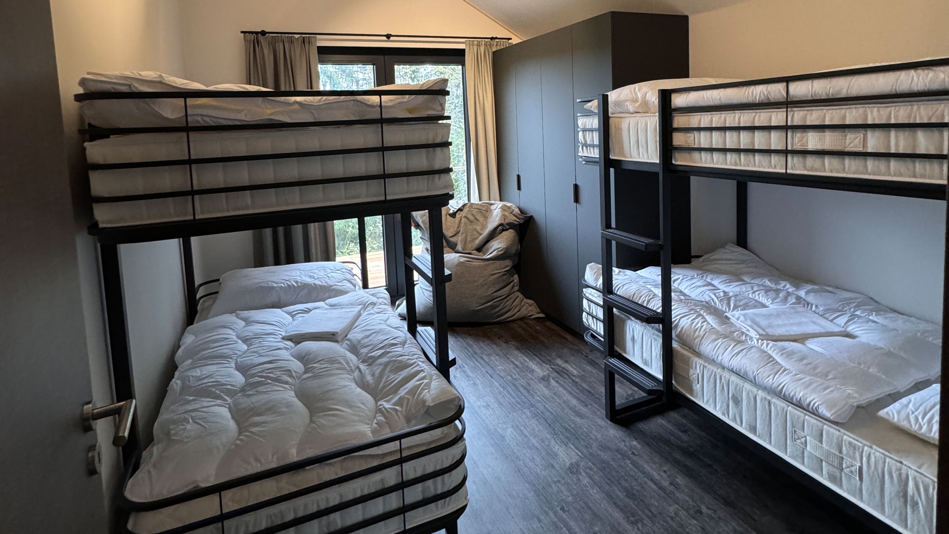 Schlafzimmer mit Etagenbetten oben