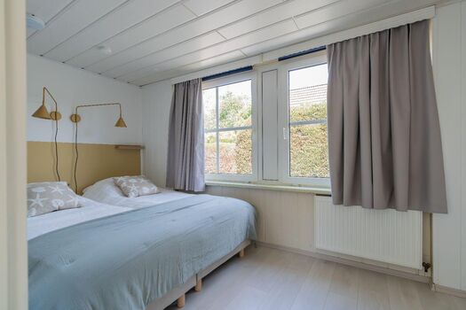 Schlafzimmer 2 mit 2 Einzel-Boxspringbetten und Kleiderschrank