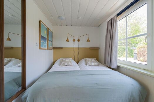 Schlafzimmer 2 mit 2 Einzel-Boxspringbetten und Kleiderschrank