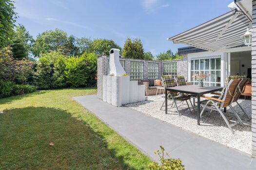 Die sonnige Terrasse mit Gartengruppe, Markise und Grill