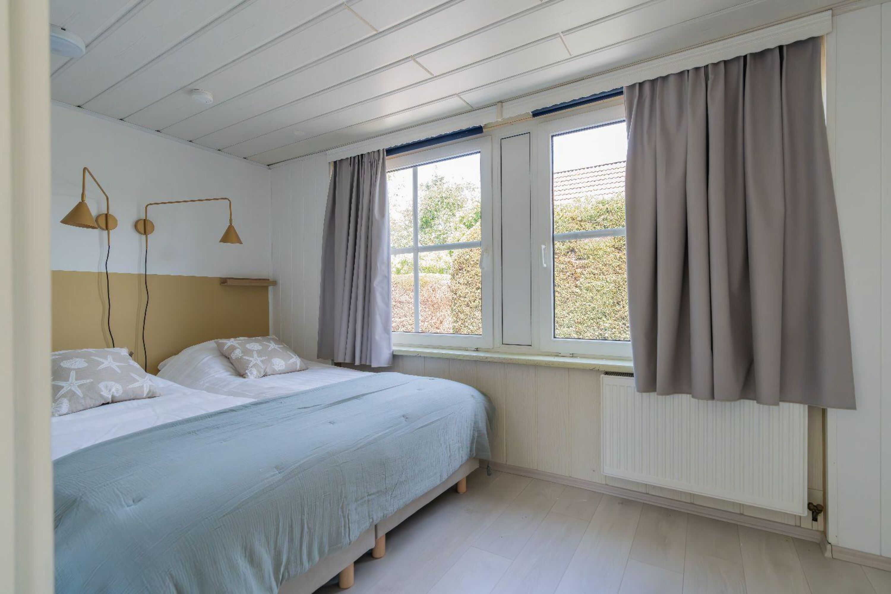 Schlafzimmer 2 mit 2 Einzel-Boxspringbetten und Kleiderschrank