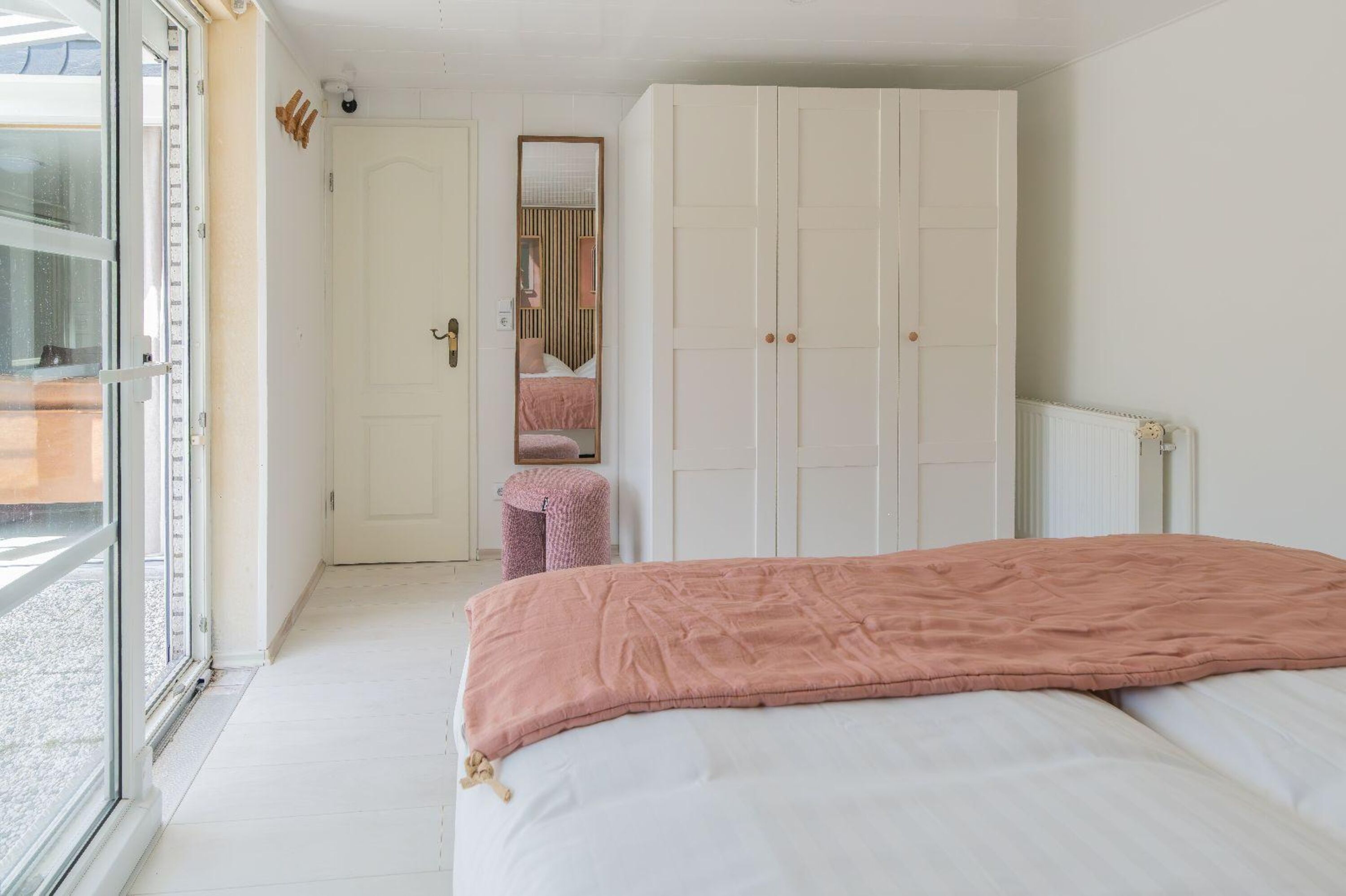 Schlafzimmer 1 mit 2 Einzel-Boxspringbetten und Kleiderschrank