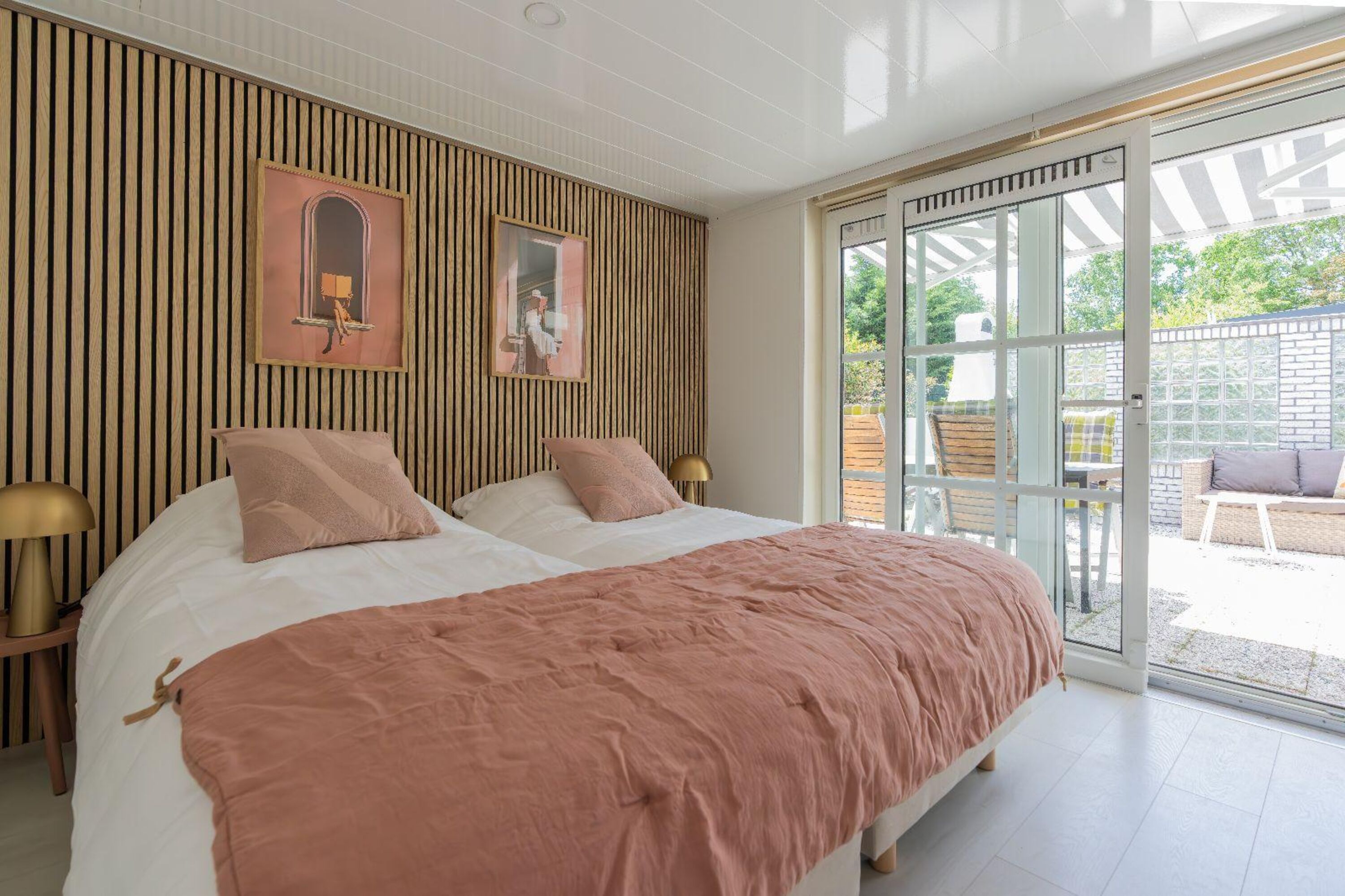 Schlafzimmer 1 mit 2 Einzel-Boxspringbetten und Kleiderschrank
