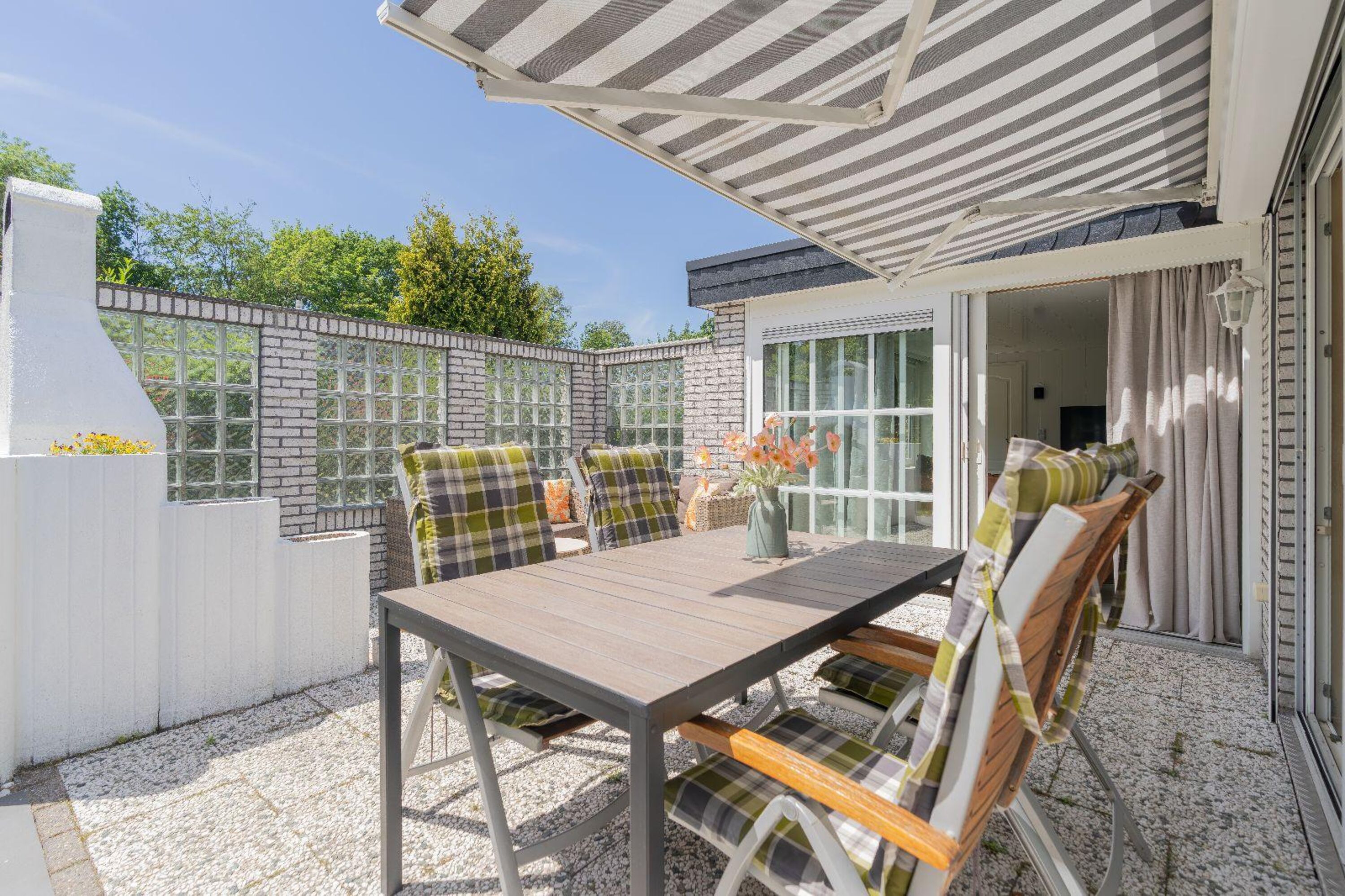 Die sonnige Terrasse mit Gartengruppe, Markise und Grill