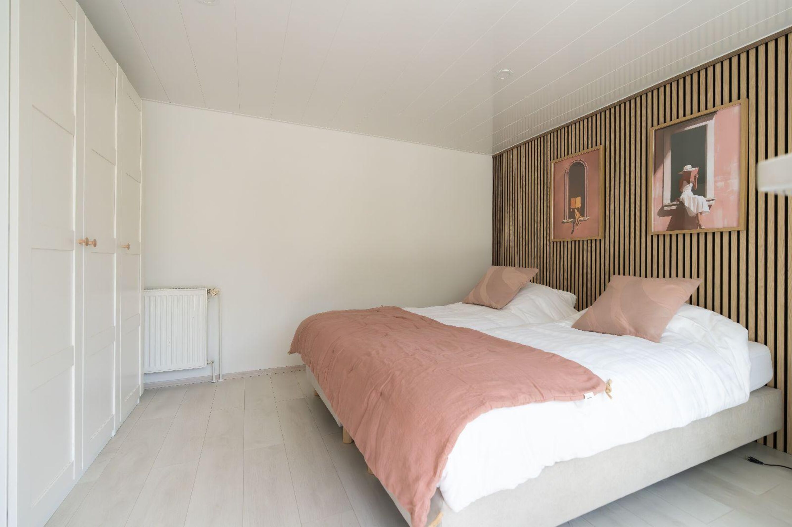 Schlafzimmer 1 mit 2 Einzel-Boxspringbetten und Kleiderschrank