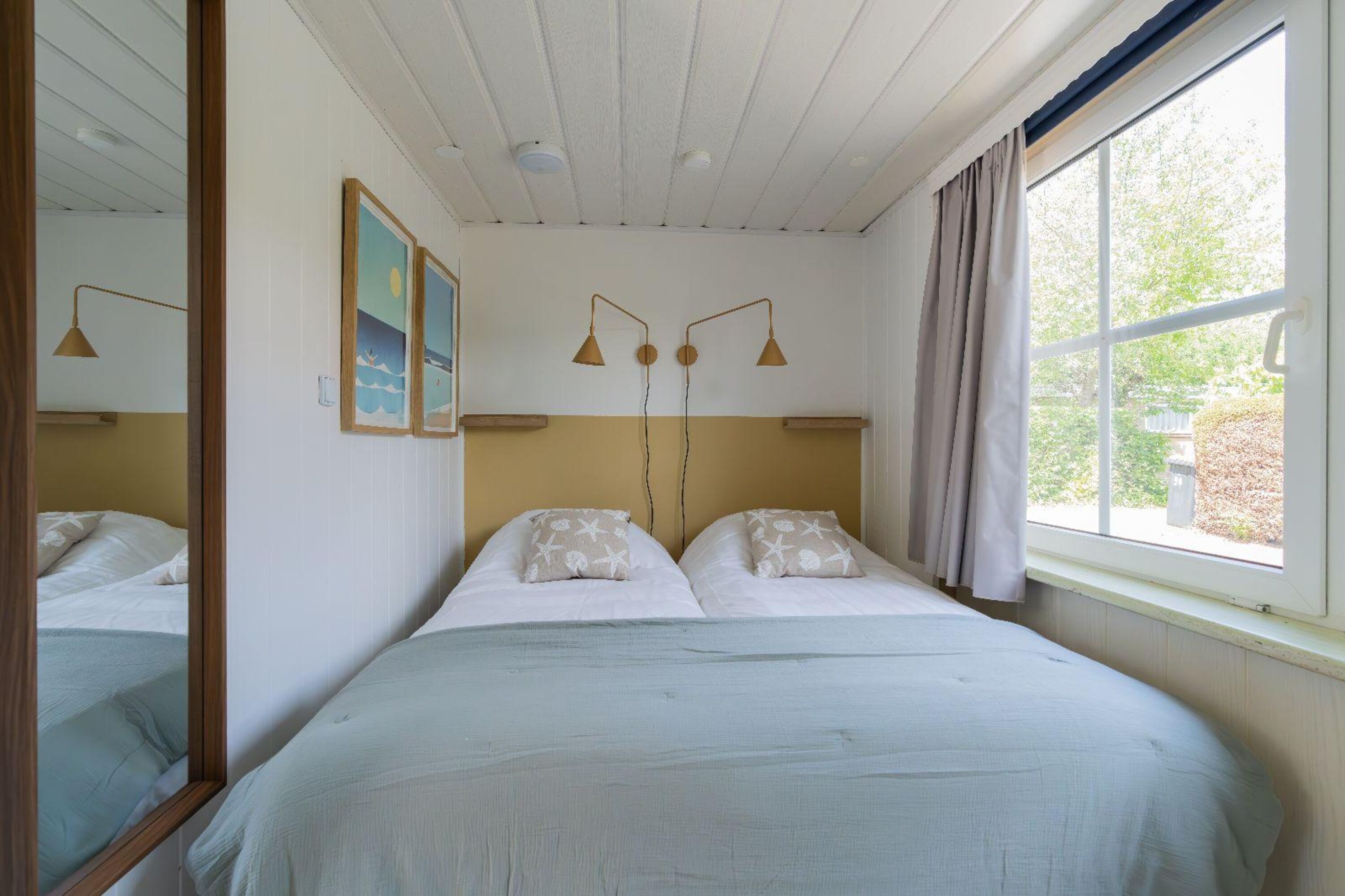 Schlafzimmer 2 mit 2 Einzel-Boxspringbetten und Kleiderschrank