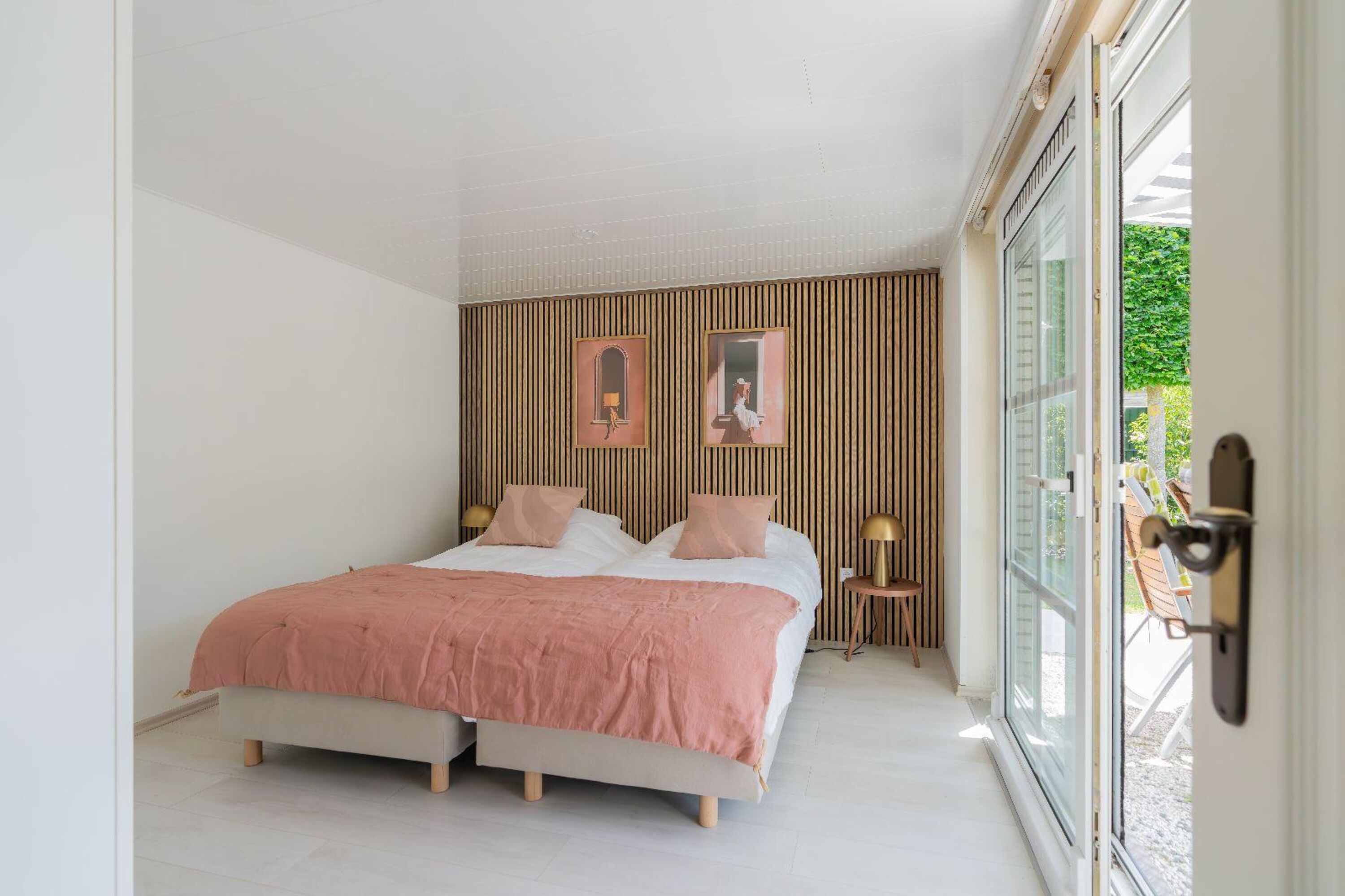 Schlafzimmer 1 mit 2 Einzel-Boxspringbetten und Kleiderschrank