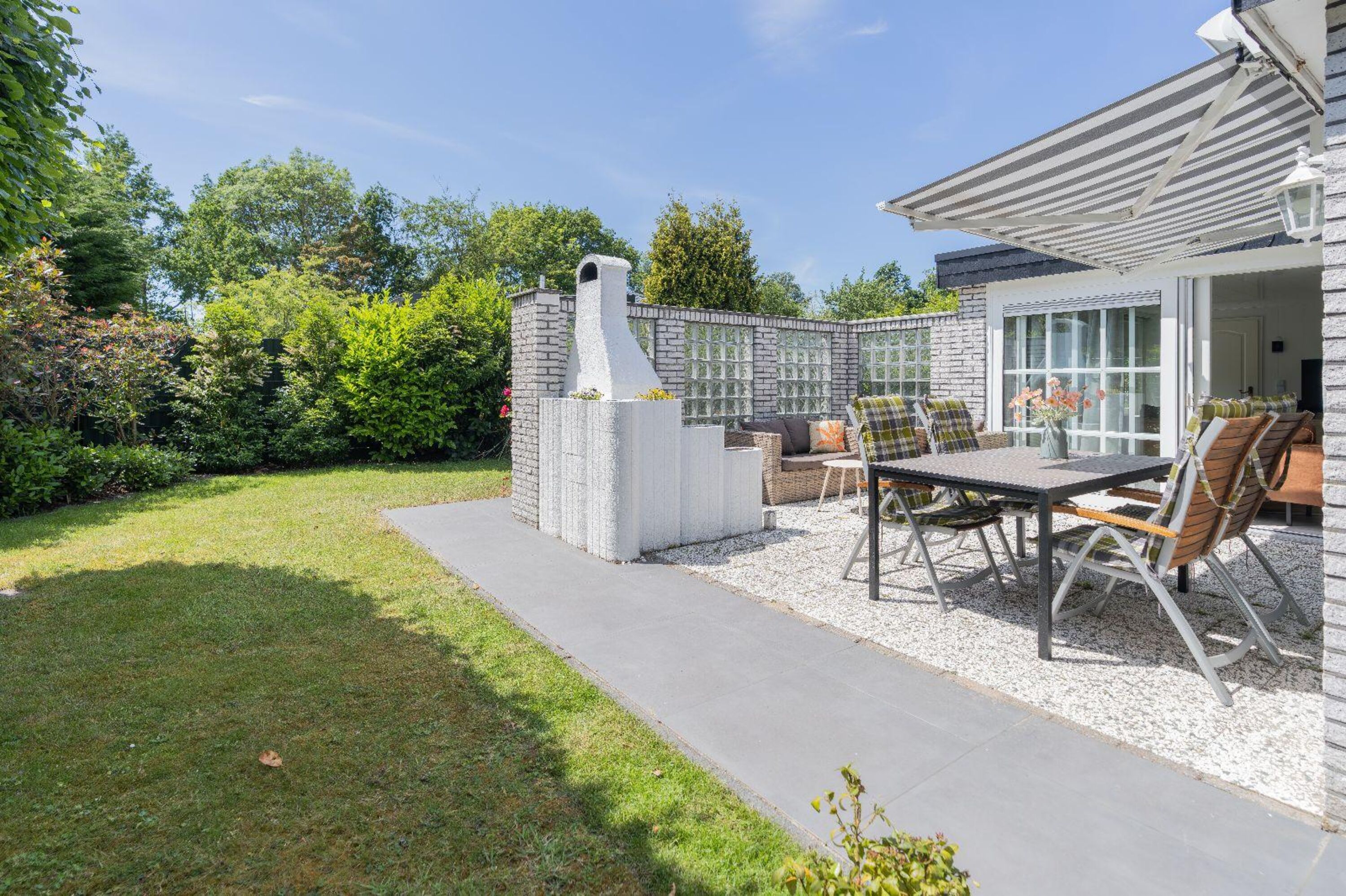 Die sonnige Terrasse mit Gartengruppe, Markise und Grill