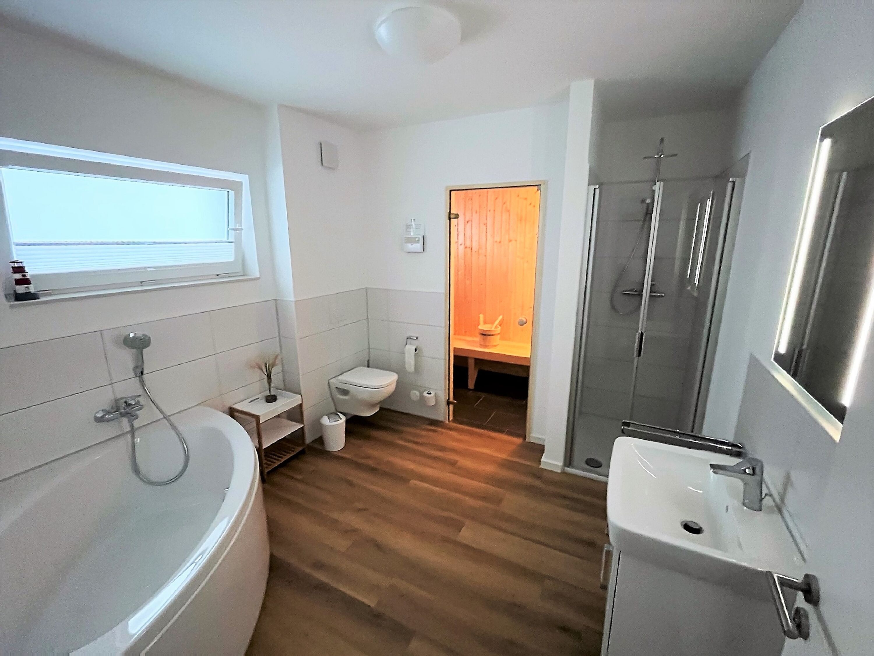 Badezimmer mit Fenster und privater Sauna