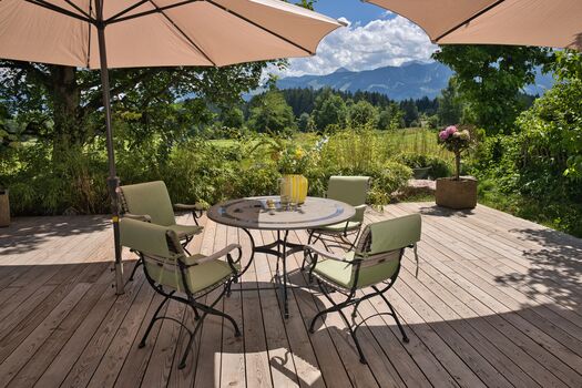 Terrassebereich mit Garpamöbeln und schönstem Ausblick