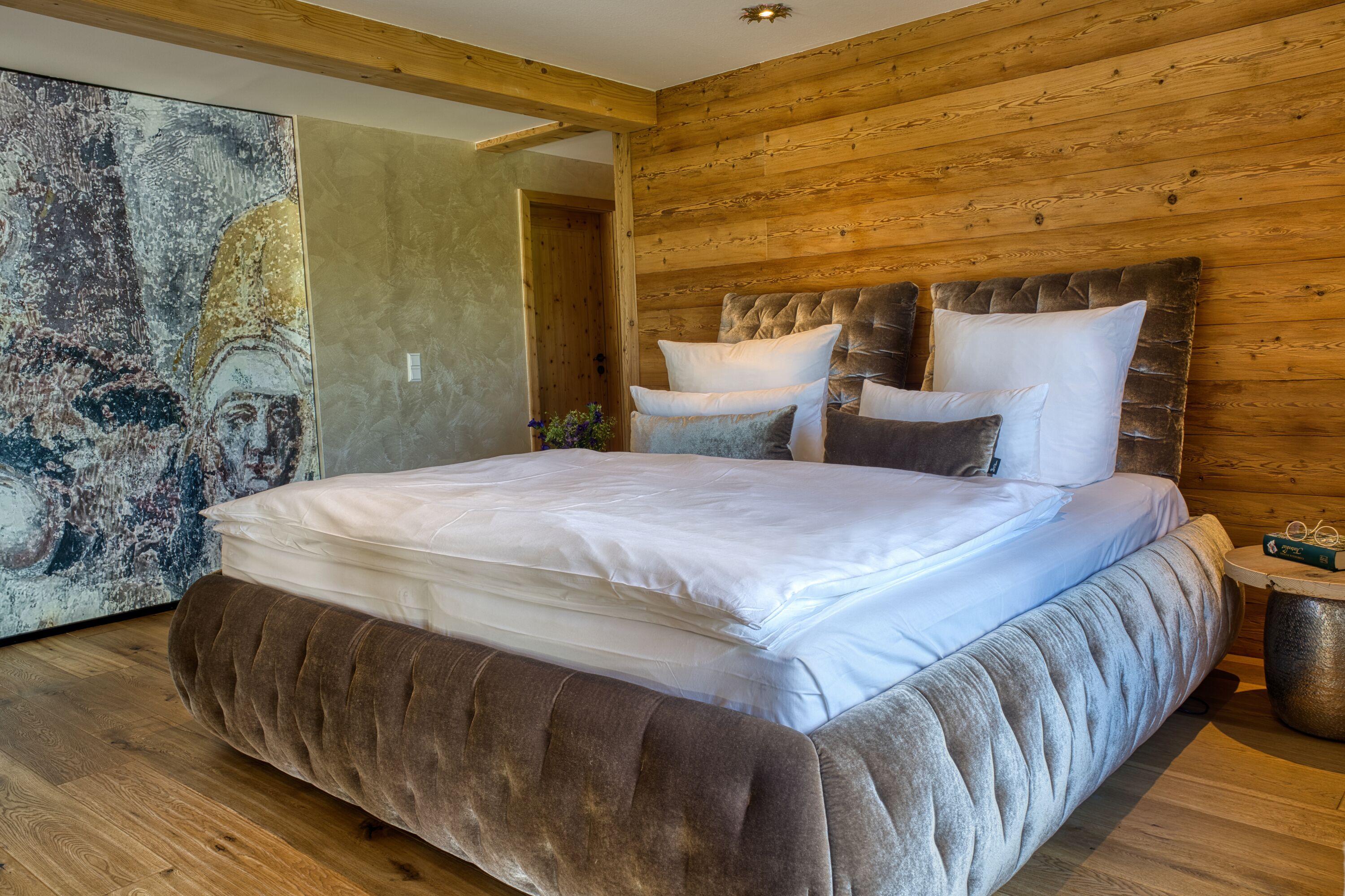 Masterschlafzimmer mit Lesefenstern