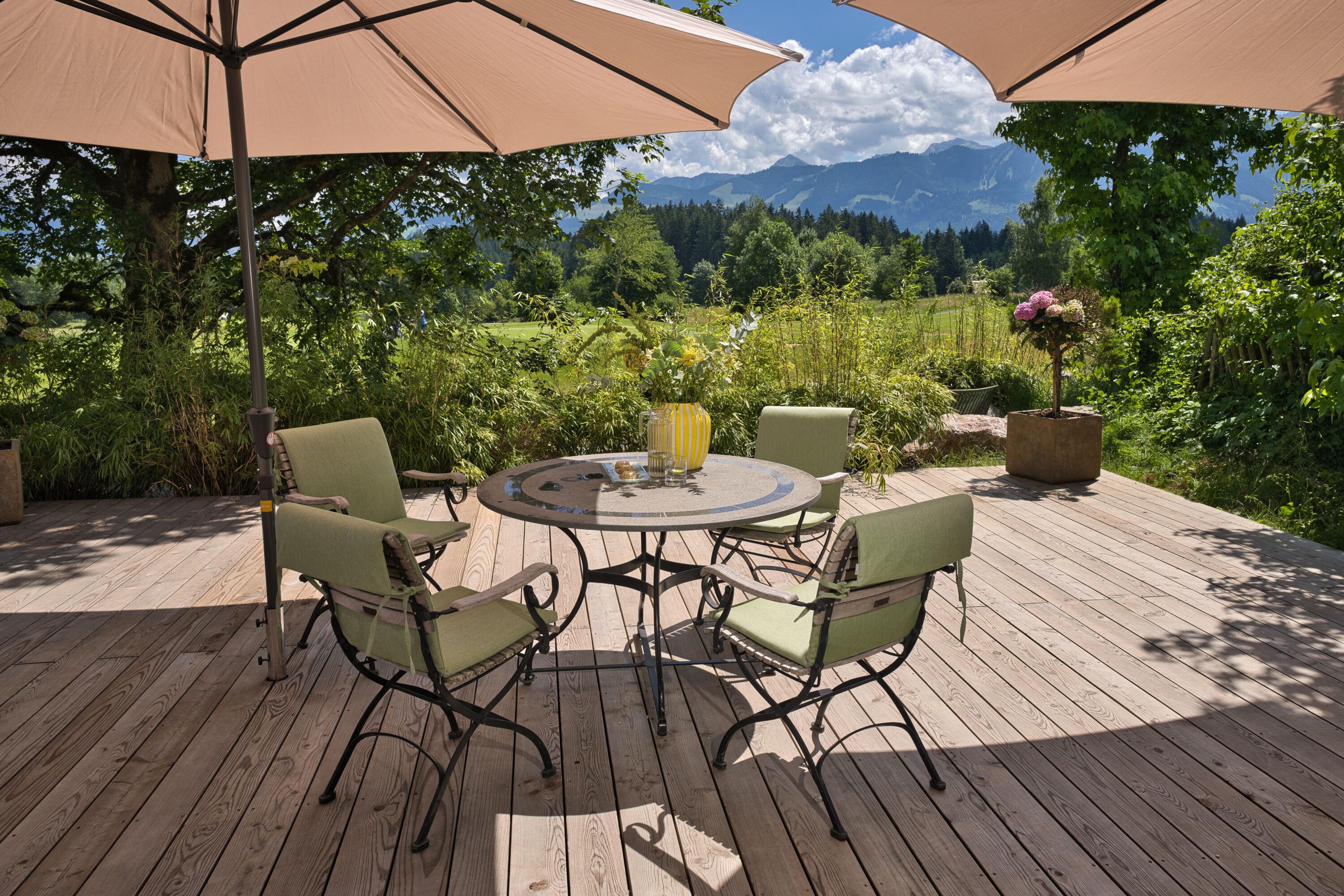 Terrassebereich mit Garpamöbeln und schönstem Ausblick