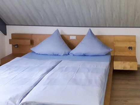 Master Schlafzimmer mit Smart TV