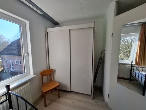 Kleiderschrank mit kleinem Tresor