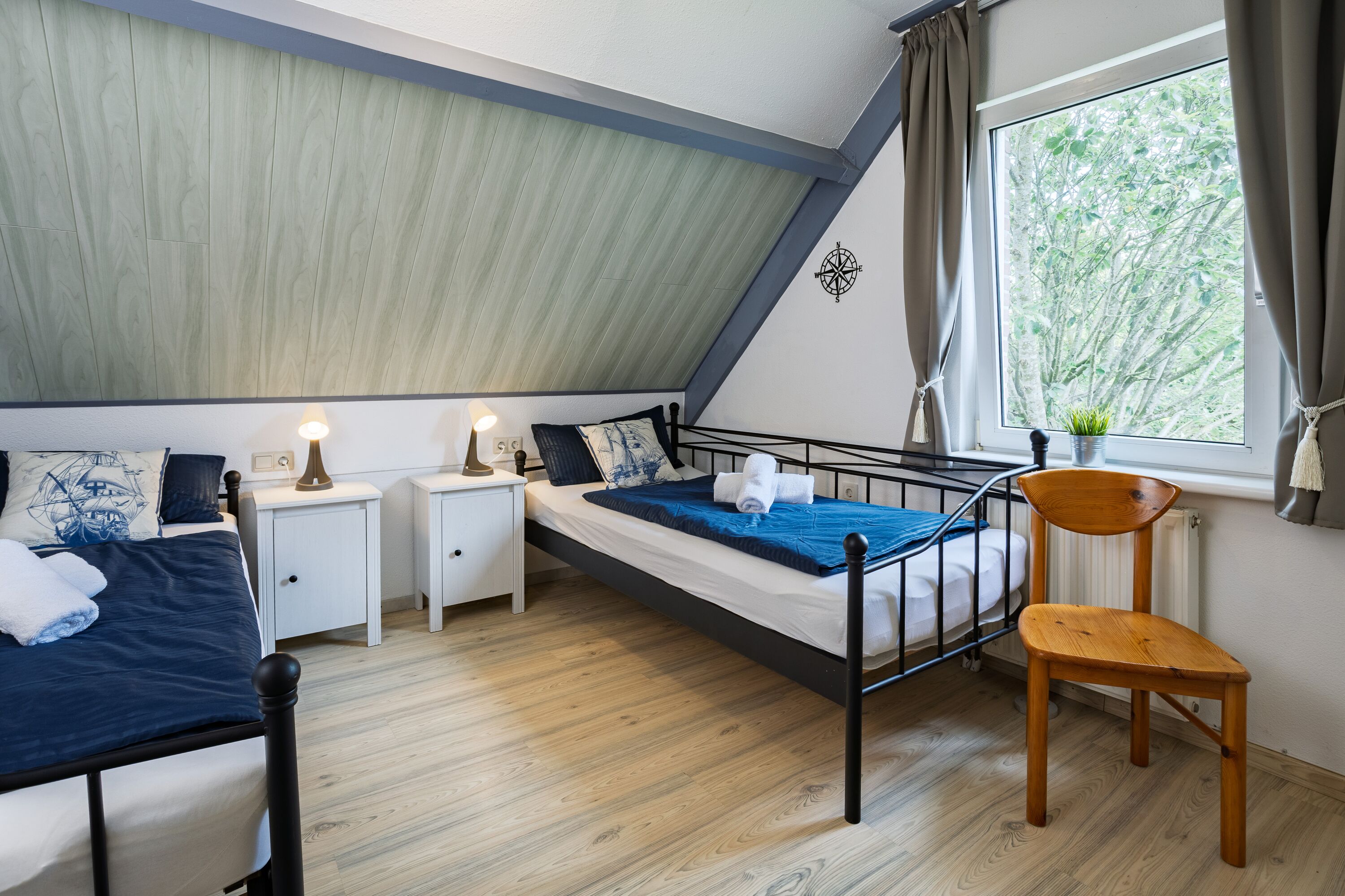 Schlafzimmer mit Einzelbetten und Topper 90x200cm