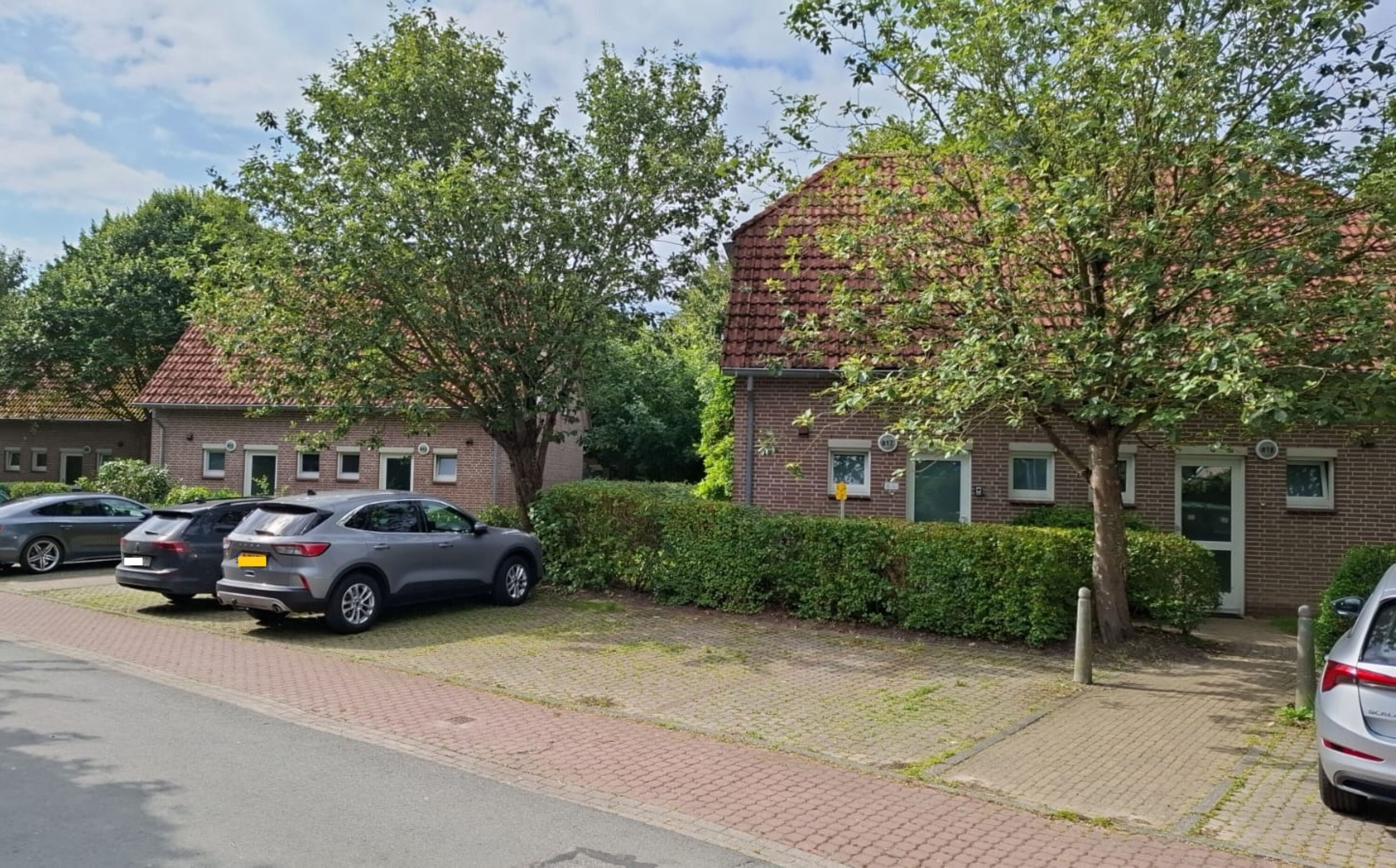 Parkplätze befinden sich direkt am Huus Kompass.