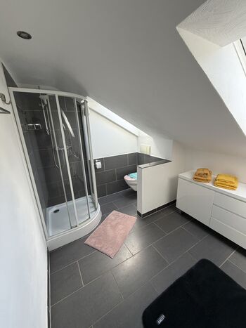 Bad mit Dusche und Toilette