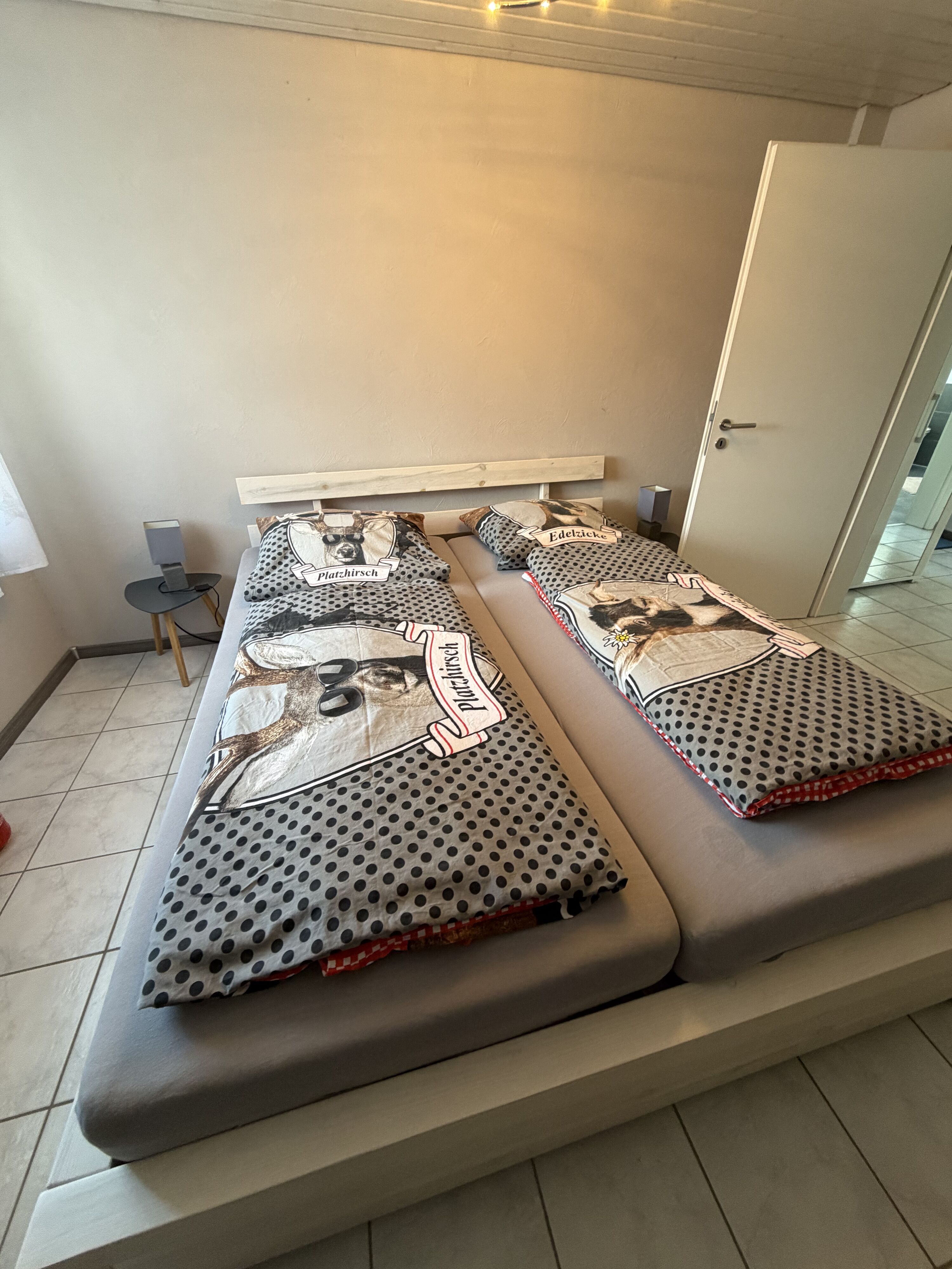 Schlafzimmer 1
