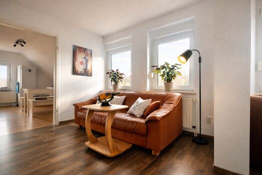 Wohnzimmer mit Blick in die Küche