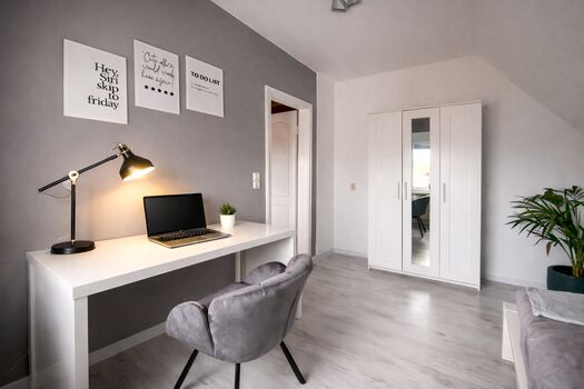 Kleines Schlafzimmer mit Arbeitsbereich