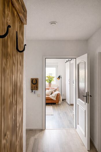 Blick vom Flur ins kleinere Wohnzimmer