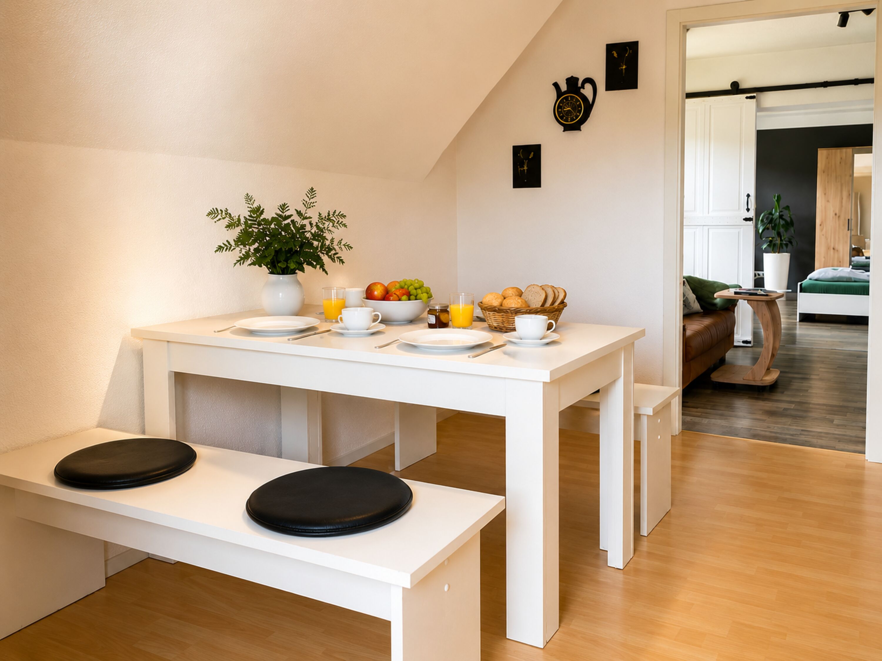 Essbereich mit Blick in kleines Wohnzimmer und großes Schlafzimmer