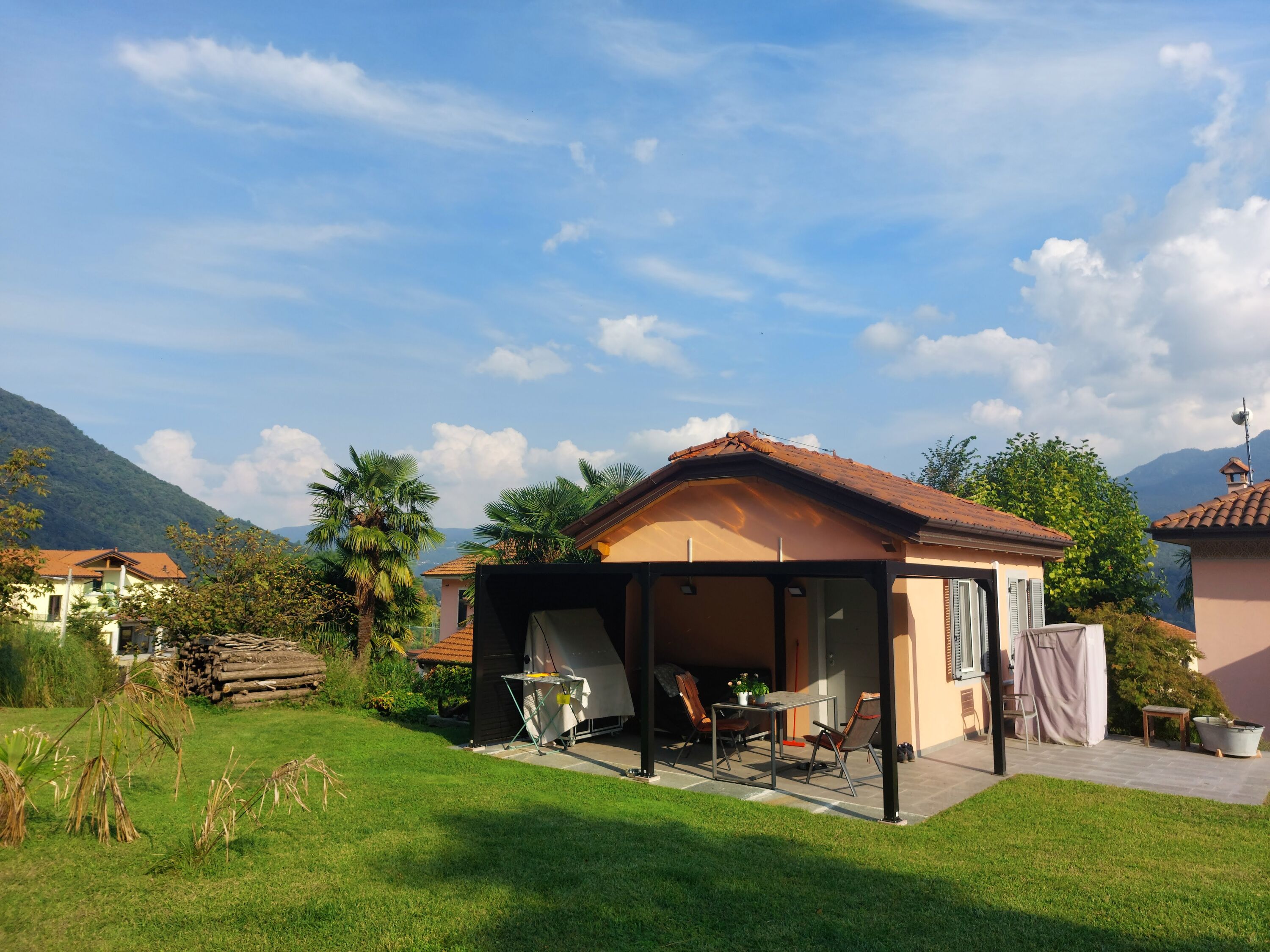 die Terrasse ist großzügig überdacht mit einer Pergola
