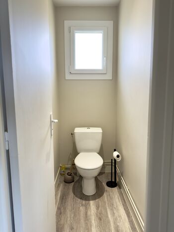 separates WC