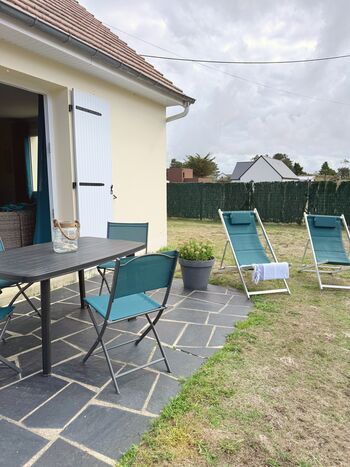 Terrasse mit Gartenmöbeln und Grill
