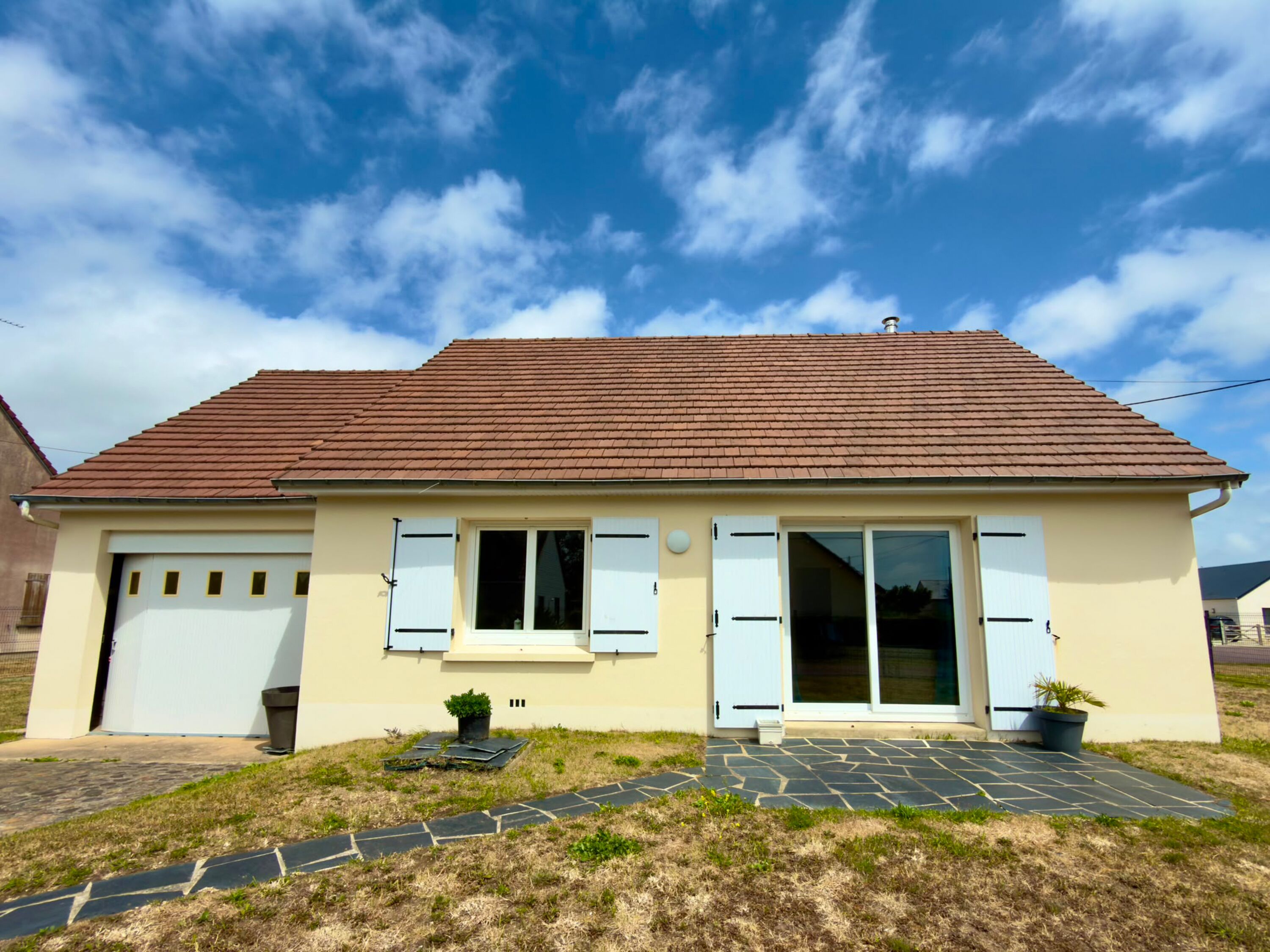 Haus Aussen mit Terrasse und eingezäuntem Garten