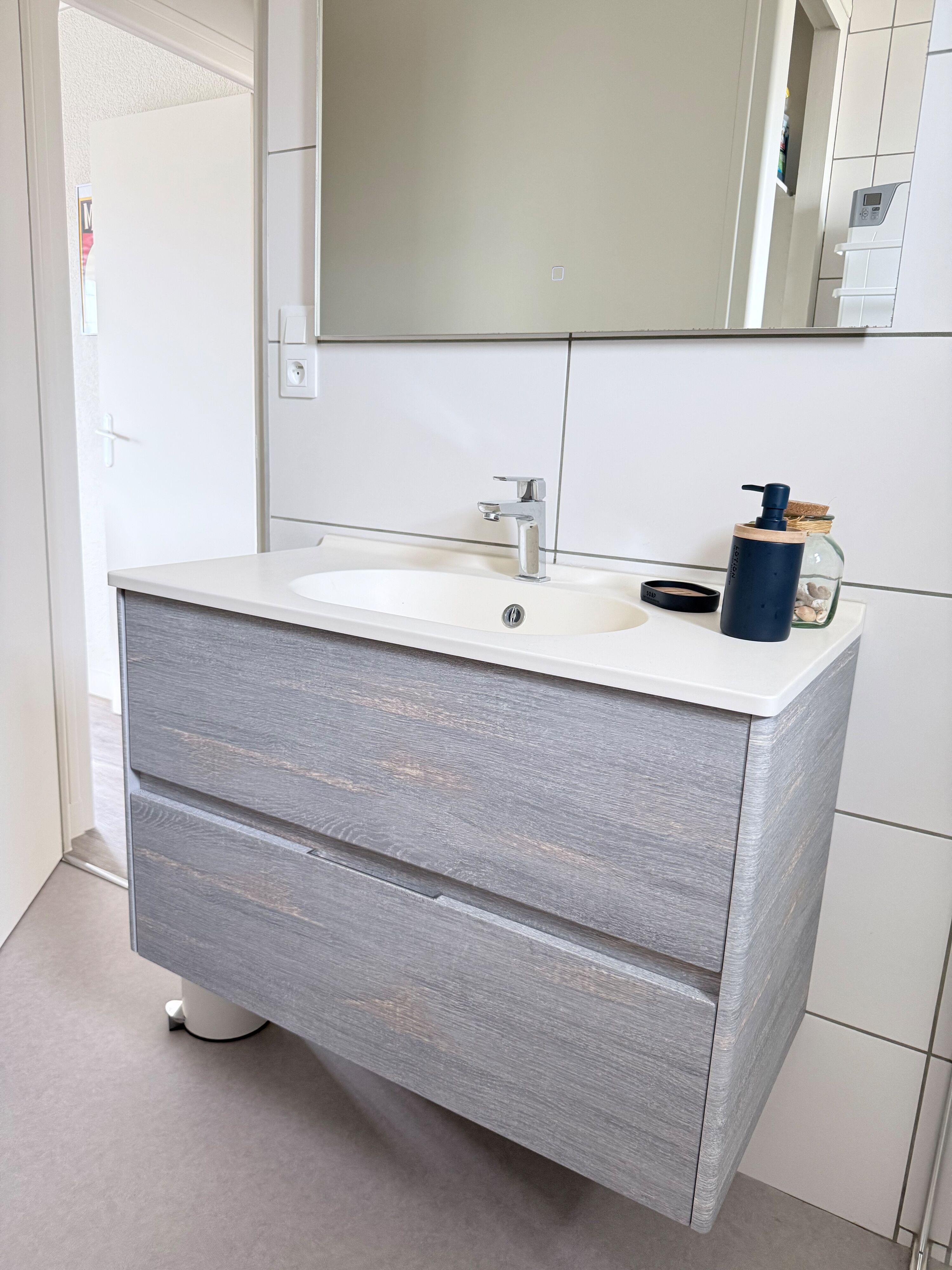 Bad mit Waschbecken und Unterschrank